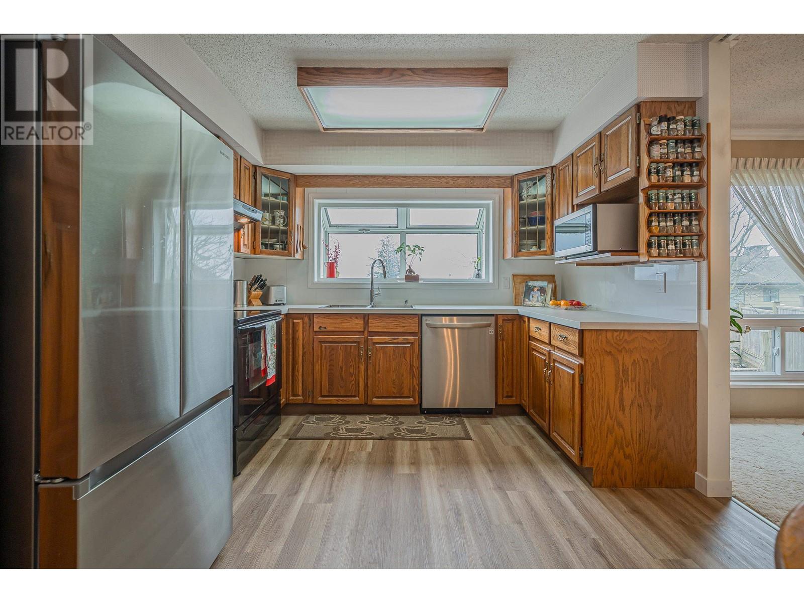 3175 Beacon Drive, Coquitlam, British Columbia  V3C 3W7 - Photo 9 - R2865392