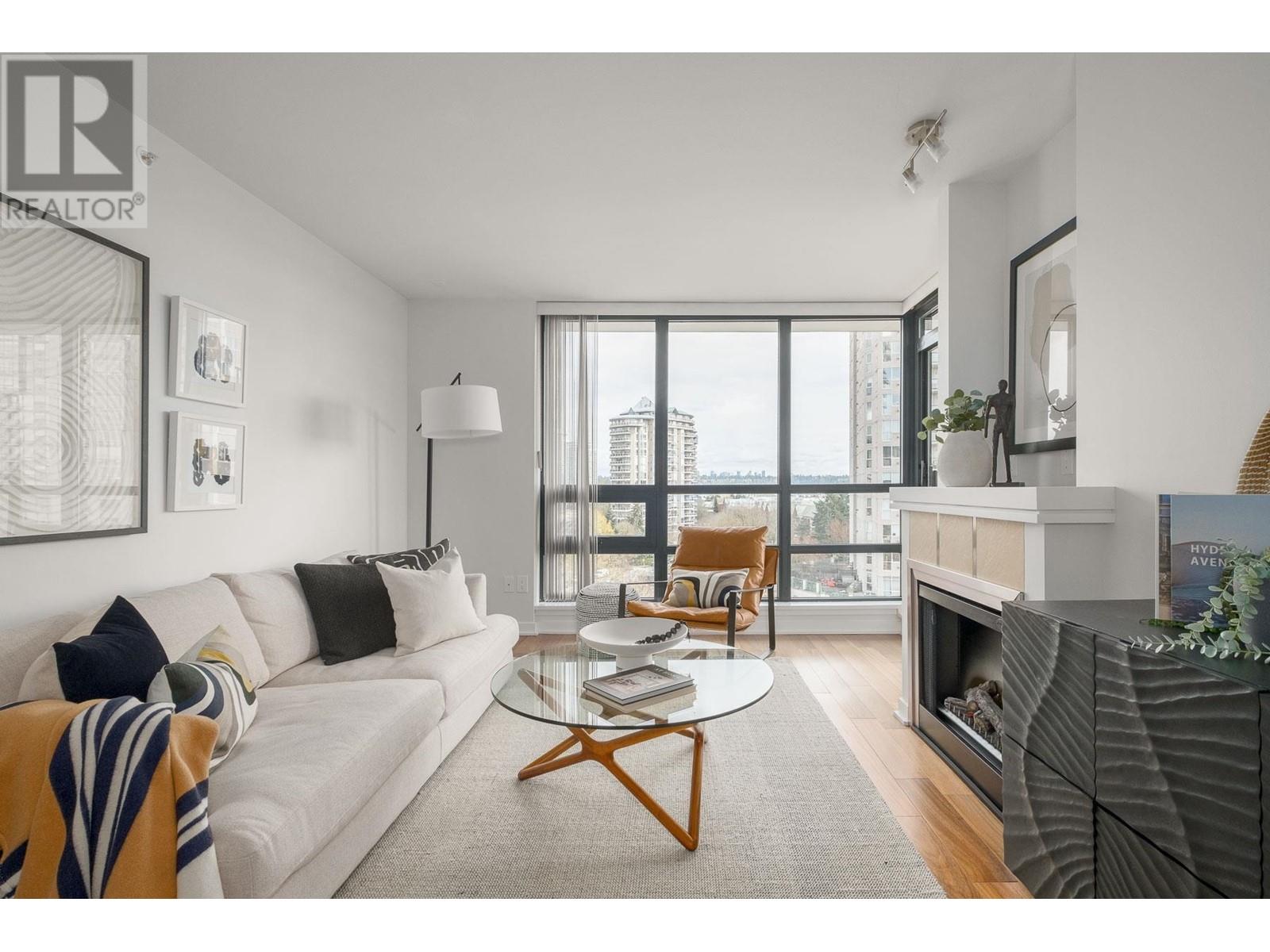 902 1 Renaissance Square, New Westminster, British Columbia  V3M 0B6 - Photo 2 - R2865150
