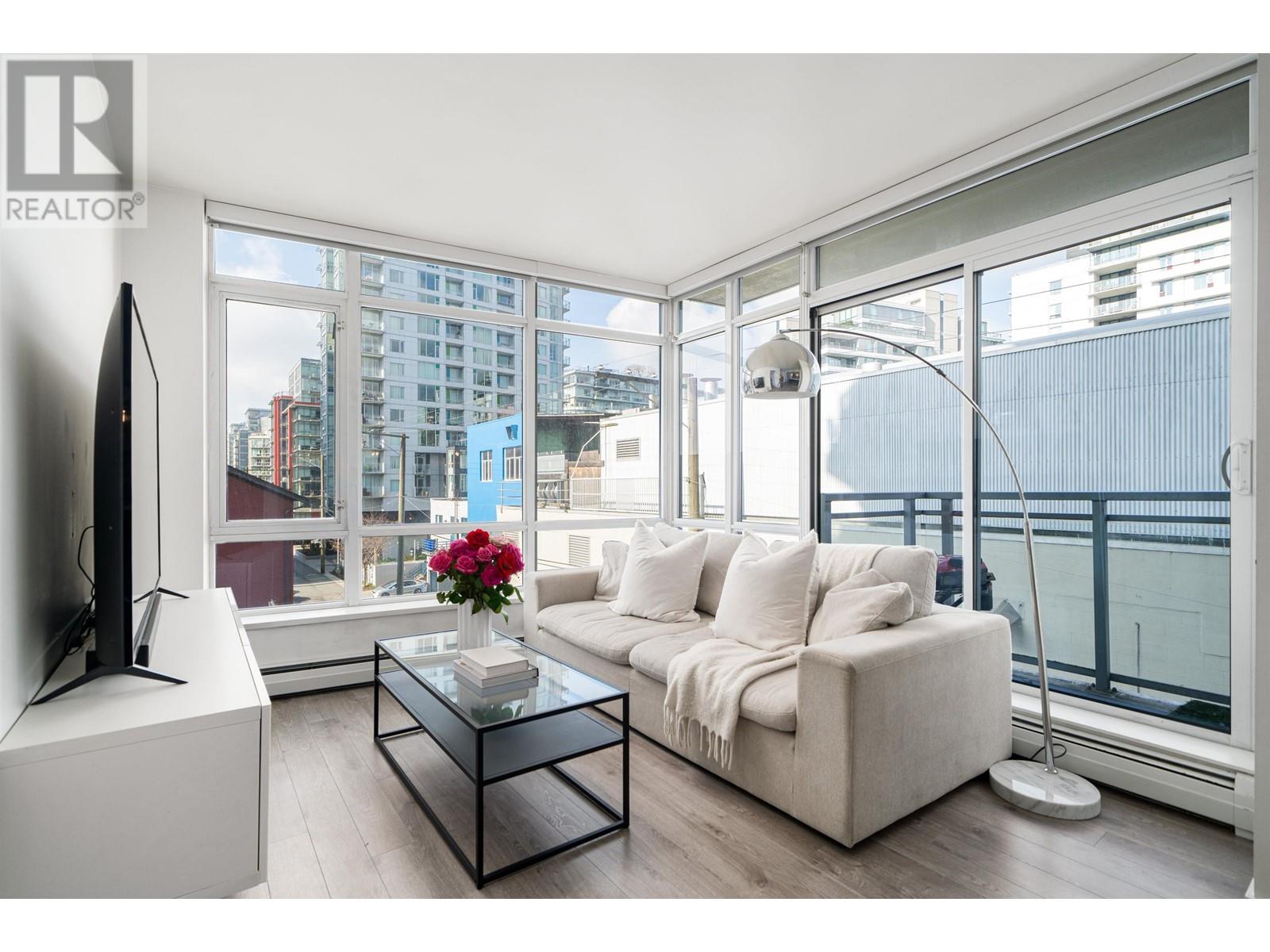 302 1775 Quebec Street, Vancouver, British Columbia  V5T 0E3 - Photo 1 - R2865504