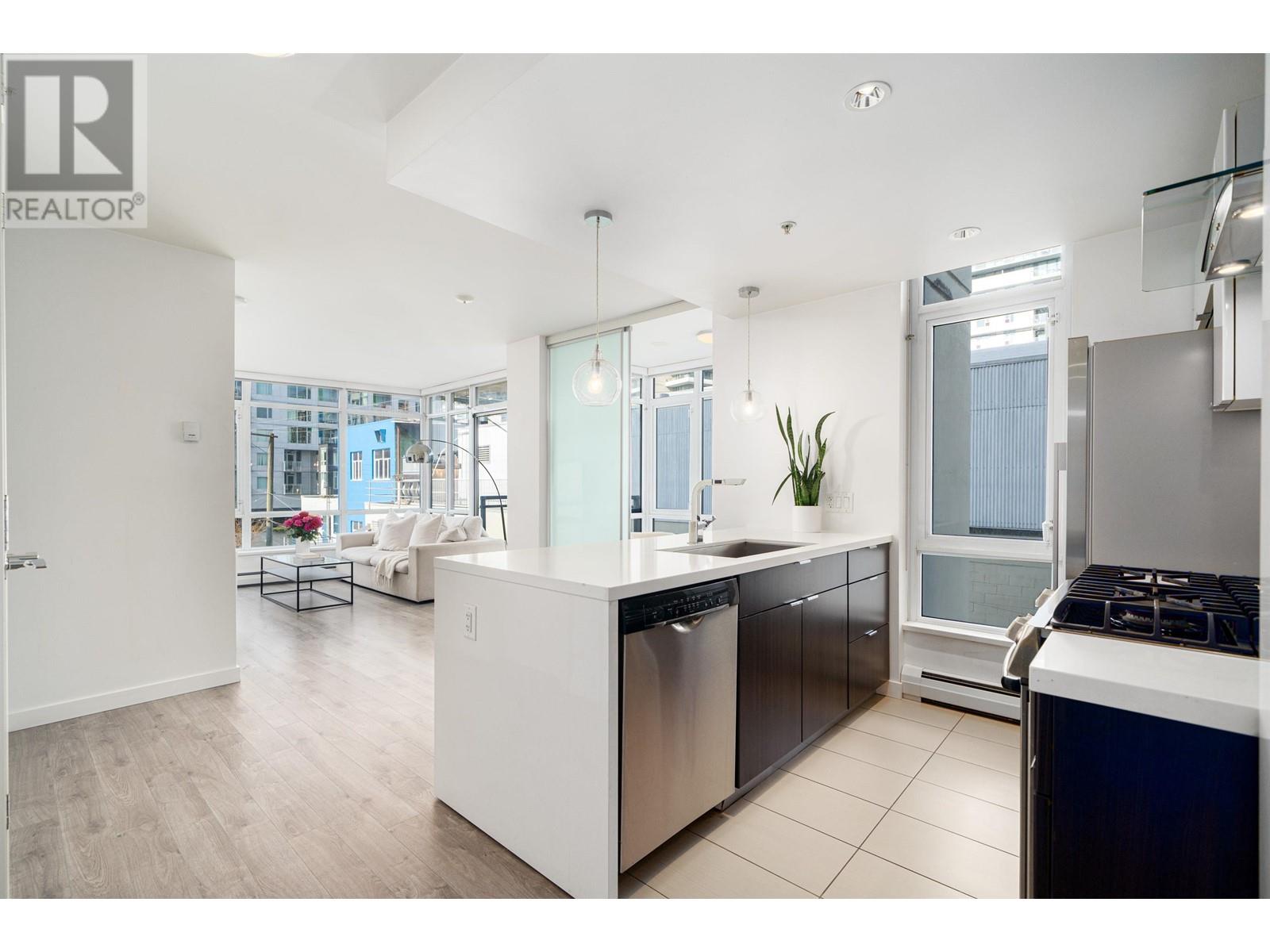 302 1775 Quebec Street, Vancouver, British Columbia  V5T 0E3 - Photo 2 - R2865504