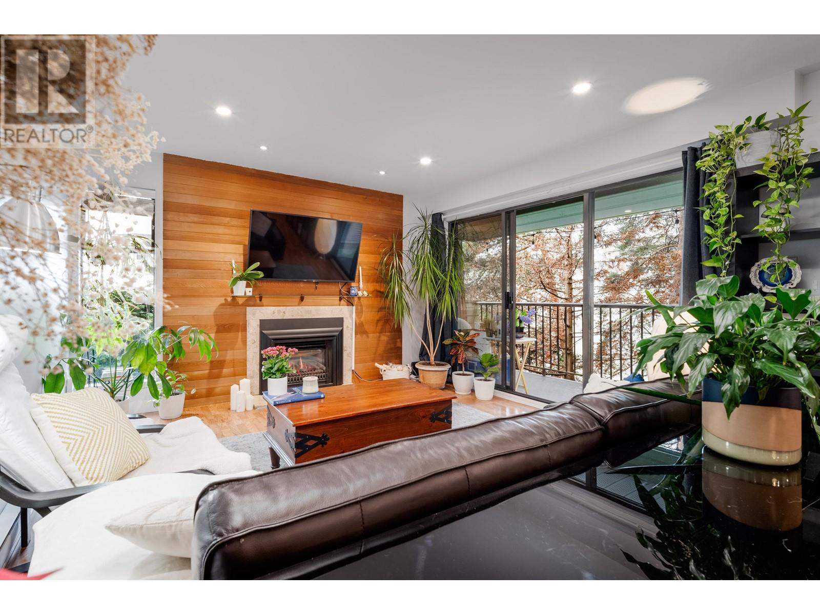 301 1717 Haro Street, Vancouver, British Columbia  V6G 1H1 - Photo 1 - R2865543