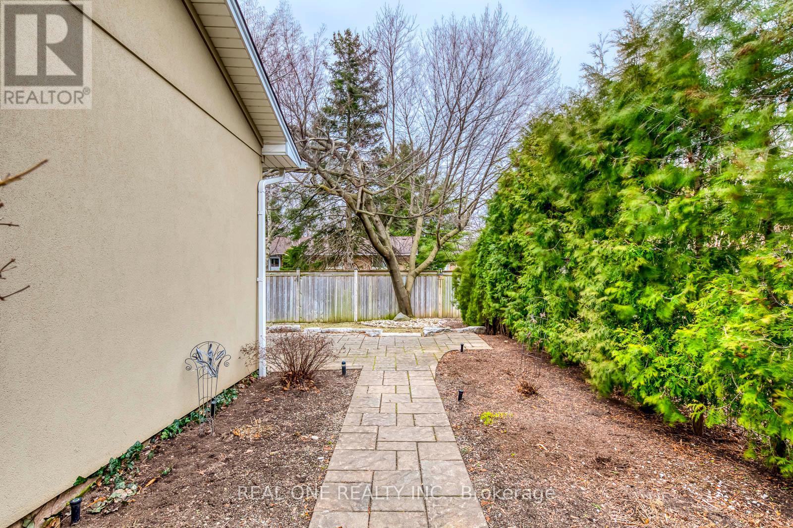 1216 Holton Heights Dr, Oakville, Ontario  L6H 2E7 - Photo 30 - W8197216