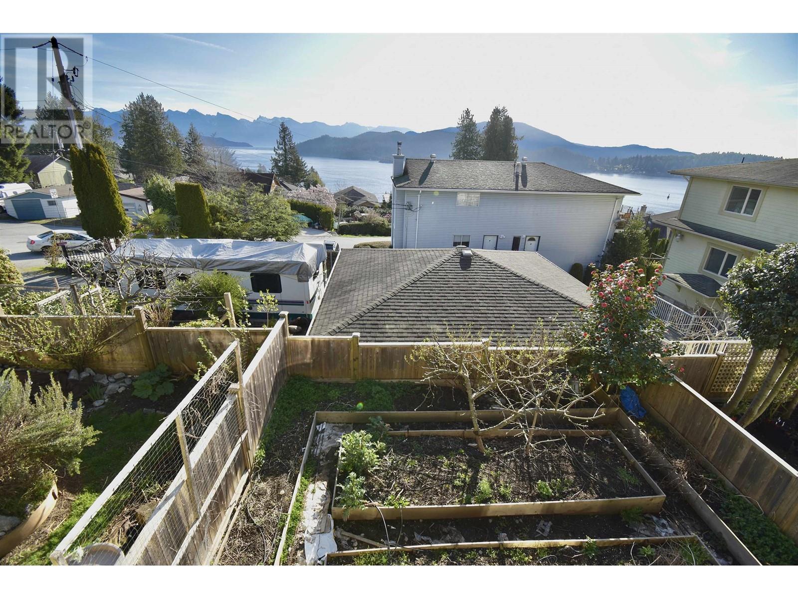 4 693 Corlett Road, Gibsons, British Columbia  V0N 1V9 - Photo 2 - R2865595