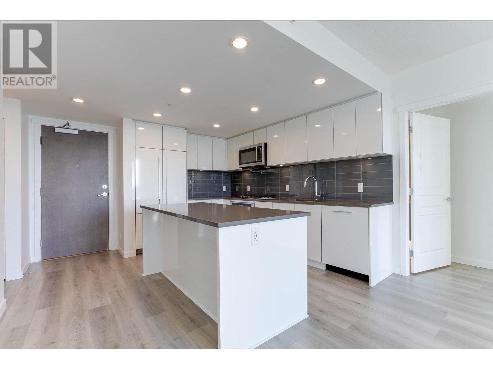 2205 3096 Windsor Gate, Coquitlam, British Columbia  V3B 0P4 - Photo 2 - R2865634