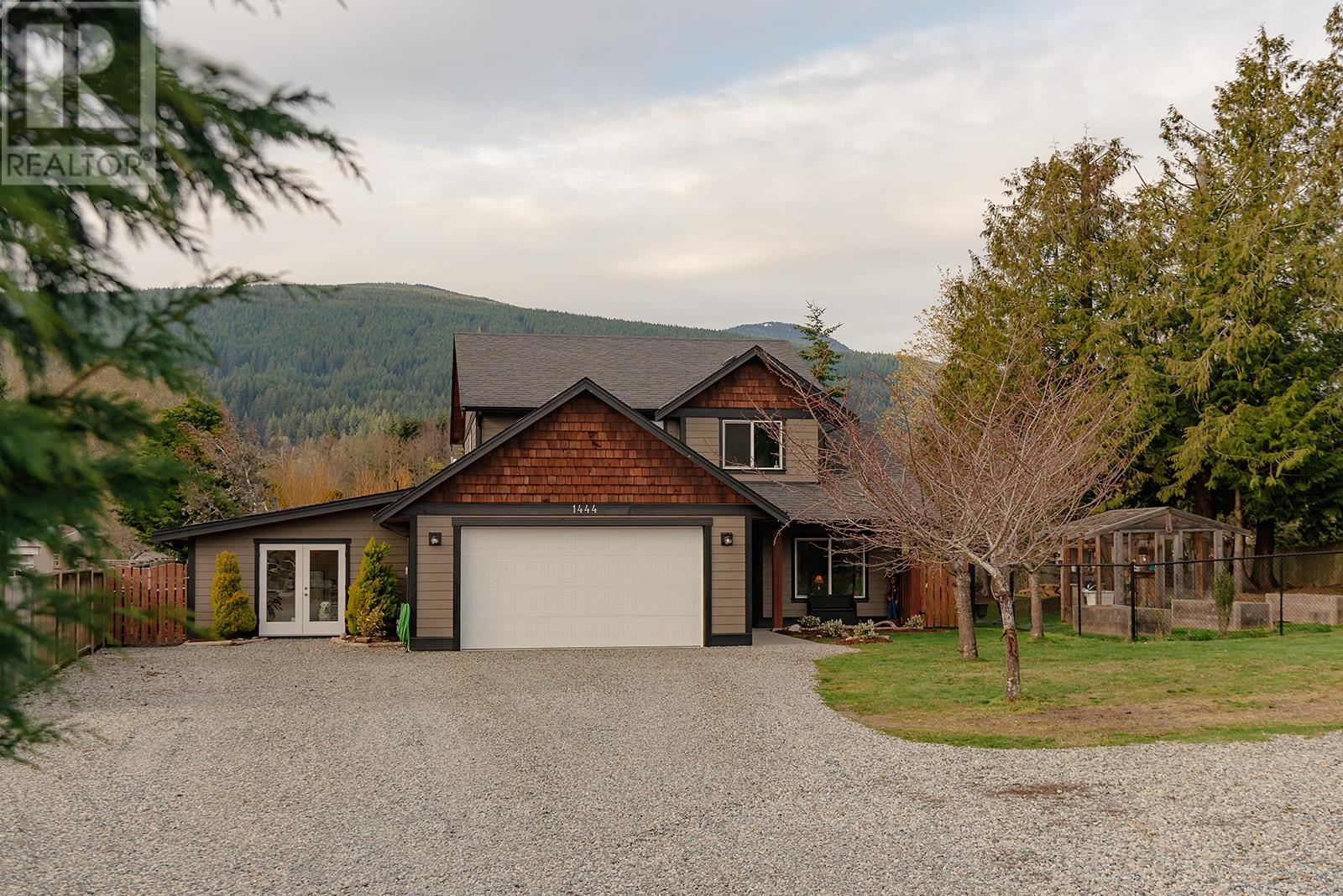 1444 Moondance Place, Gibsons, British Columbia  V0N 1V5 - Photo 2 - R2865629