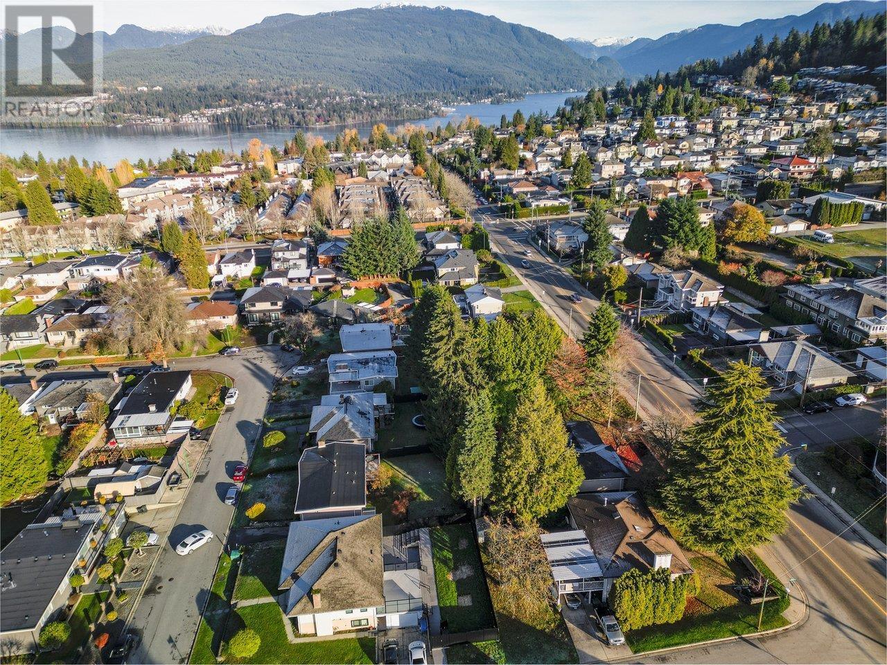 809-811 Duthie Avenue, Burnaby, British Columbia  V5A 2P9 - Photo 11 - R2865715
