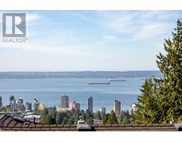 1955 22ND STREET, west vancouver, British Columbia