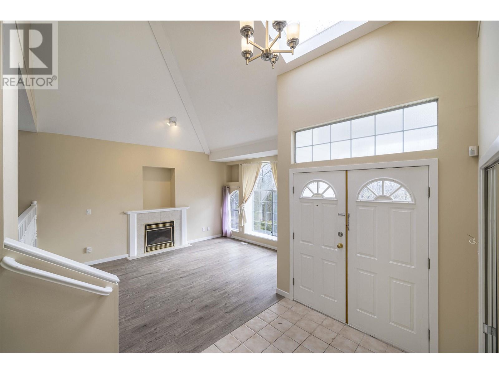 470 Riverview Crescent, Coquitlam, British Columbia  V3C 4X9 - Photo 2 - R2865894