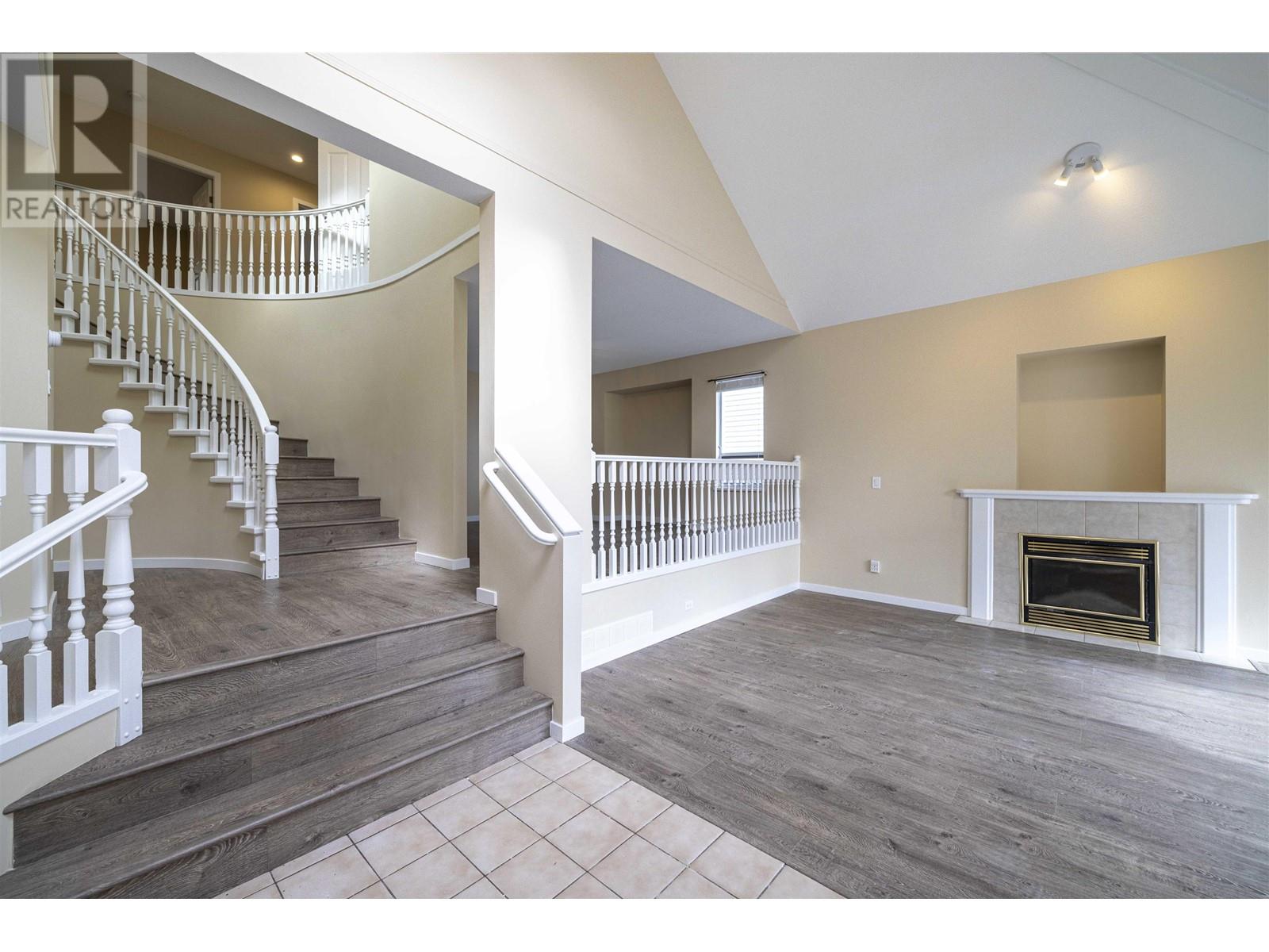 470 Riverview Crescent, Coquitlam, British Columbia  V3C 4X9 - Photo 6 - R2865894