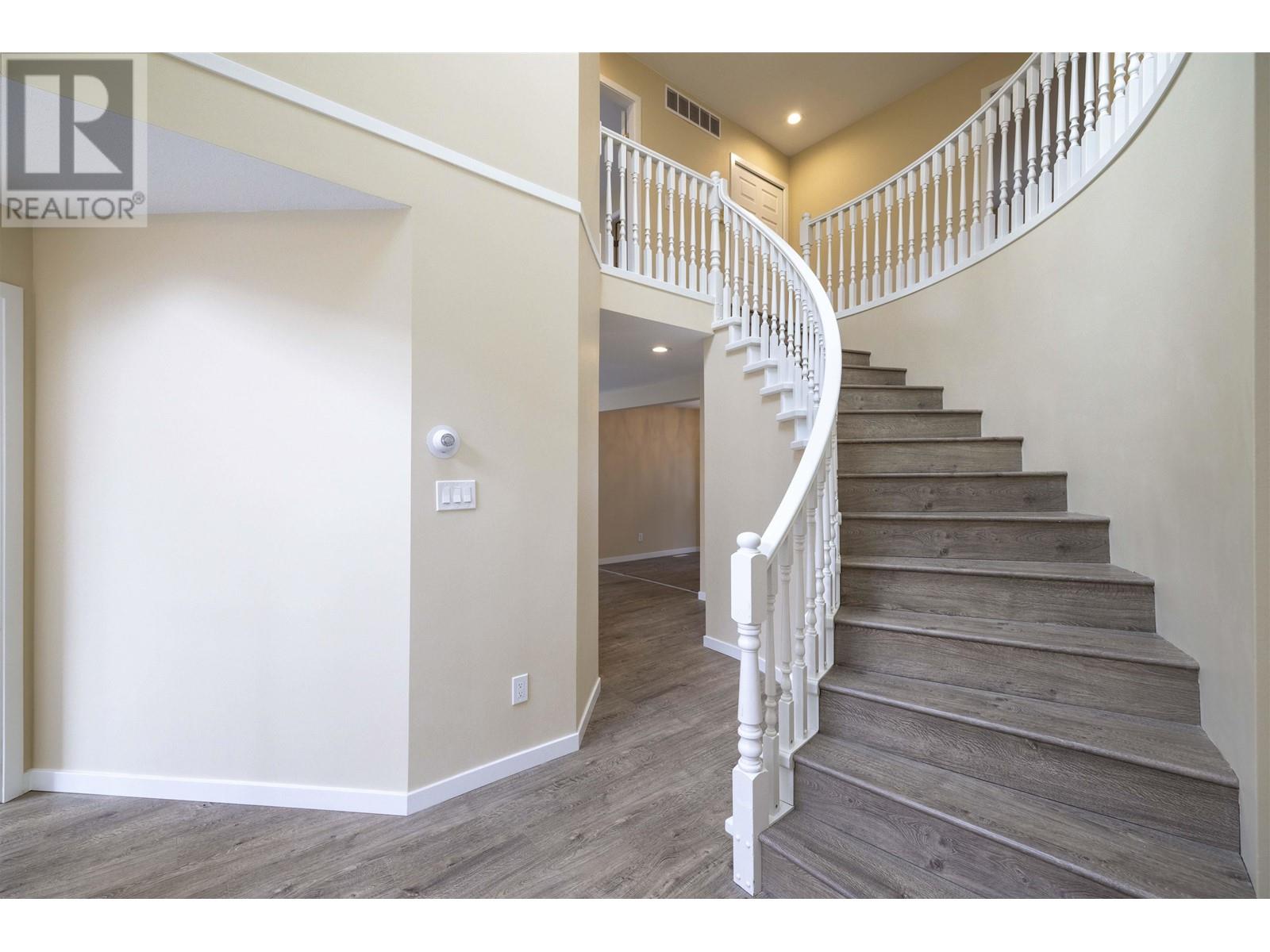 470 Riverview Crescent, Coquitlam, British Columbia  V3C 4X9 - Photo 7 - R2865894