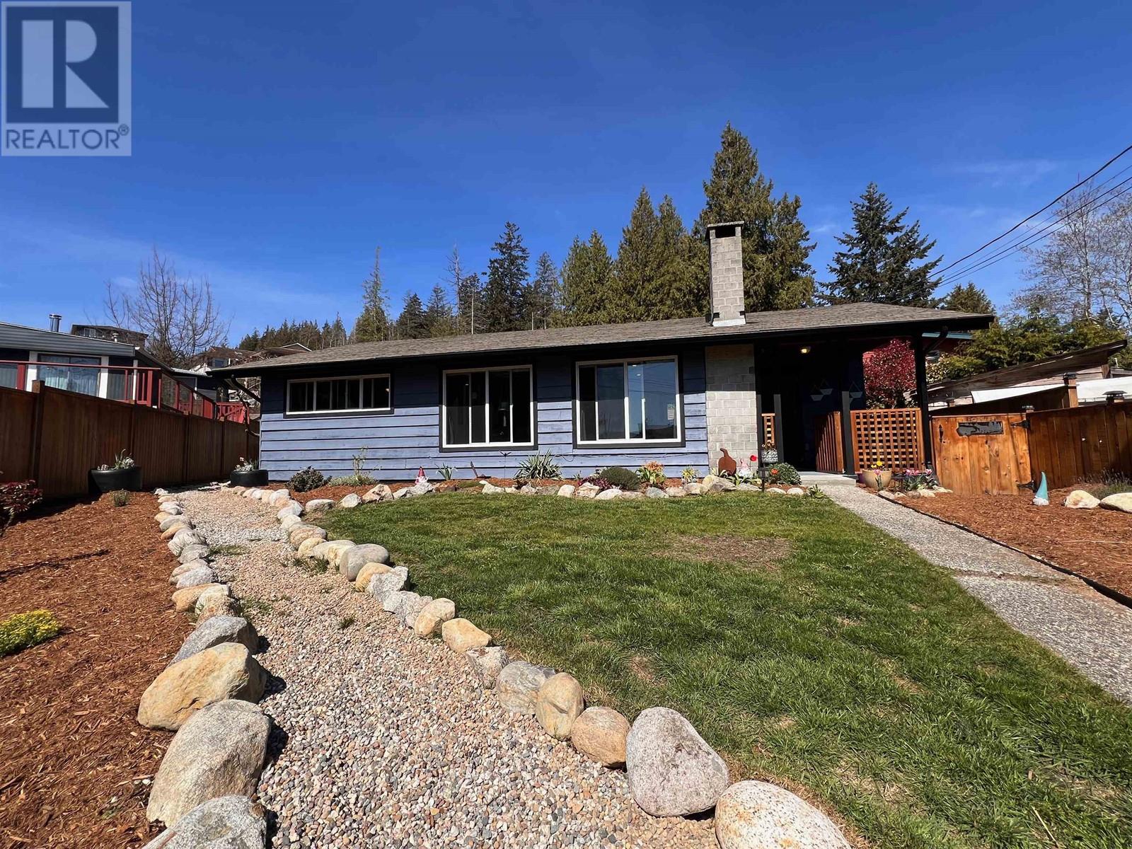 5812 Spindrift Street, Sechelt, British Columbia  V0N 3A0 - Photo 1 - R2865918