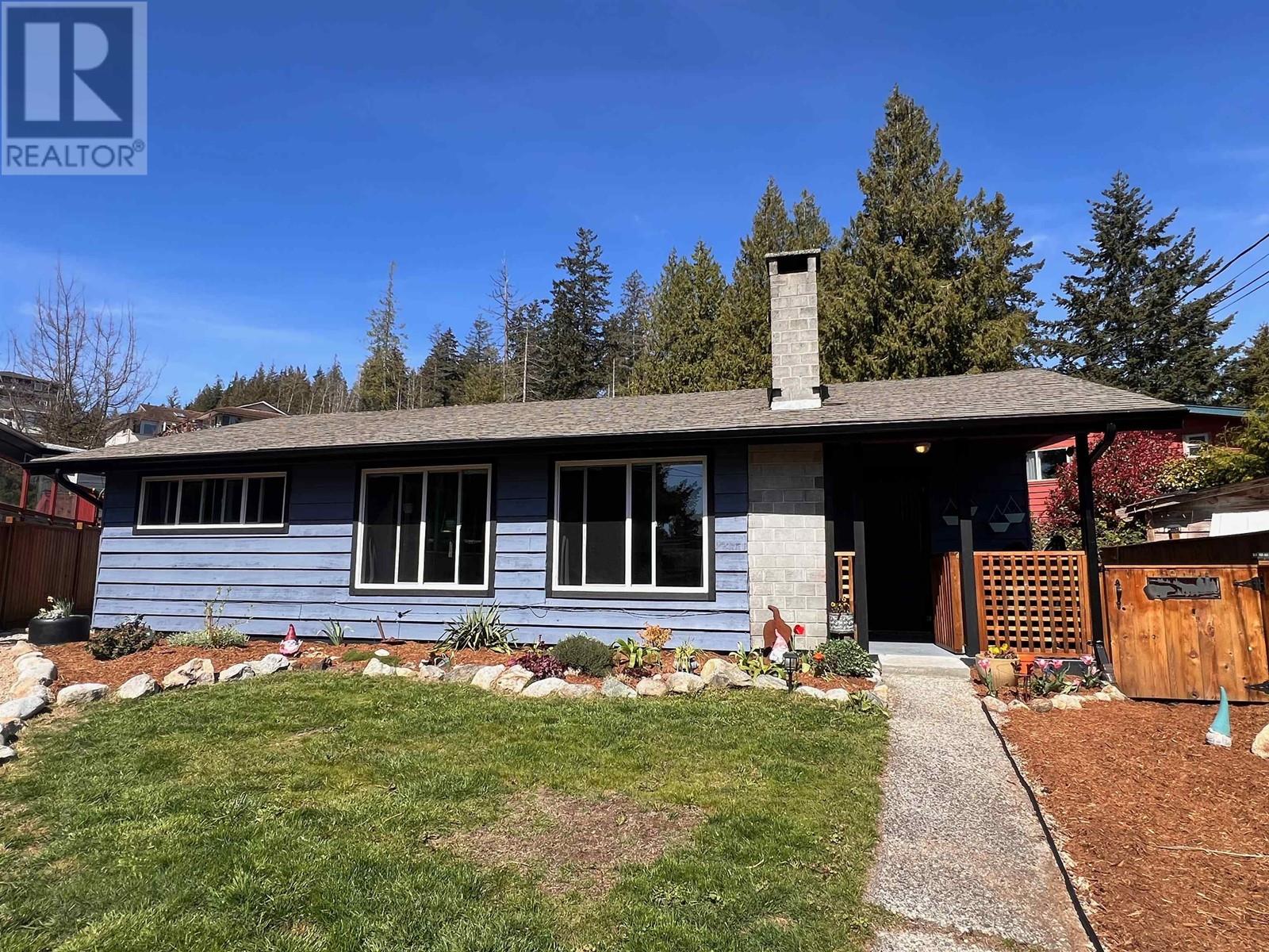5812 Spindrift Street, Sechelt, British Columbia  V0N 3A0 - Photo 2 - R2865918