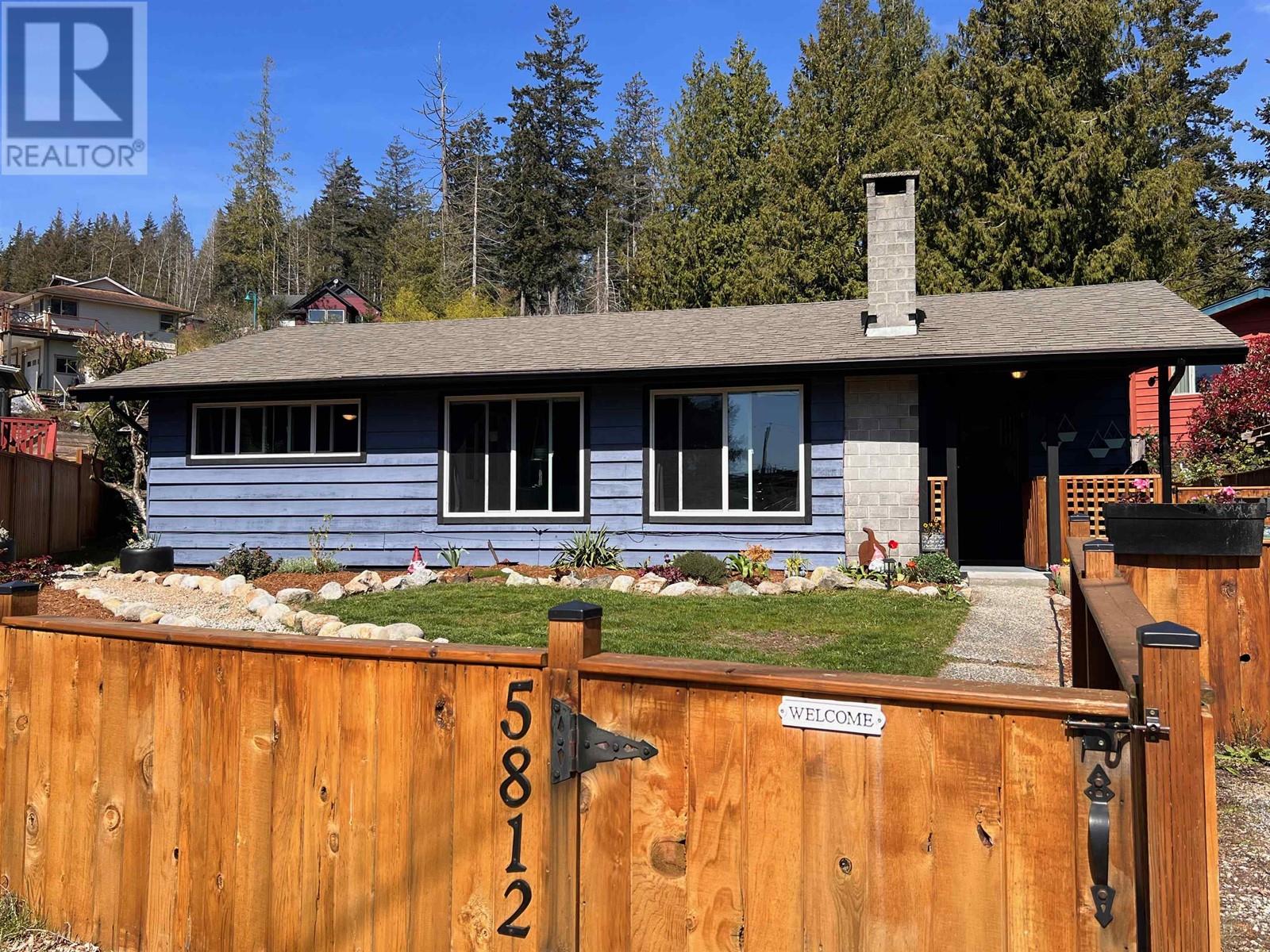 5812 Spindrift Street, Sechelt, British Columbia  V0N 3A0 - Photo 3 - R2865918