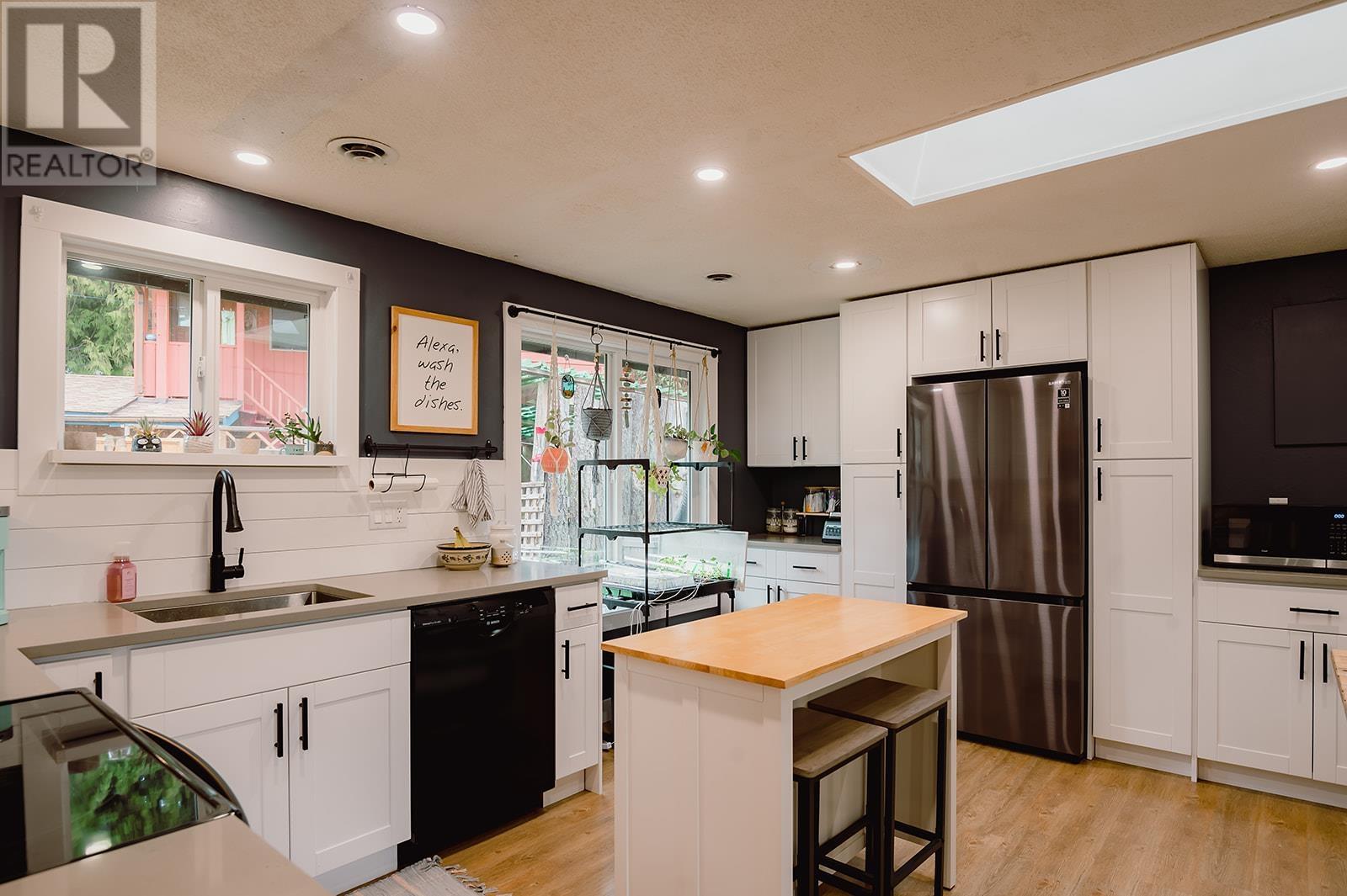 5812 Spindrift Street, Sechelt, British Columbia  V0N 3A0 - Photo 4 - R2865918