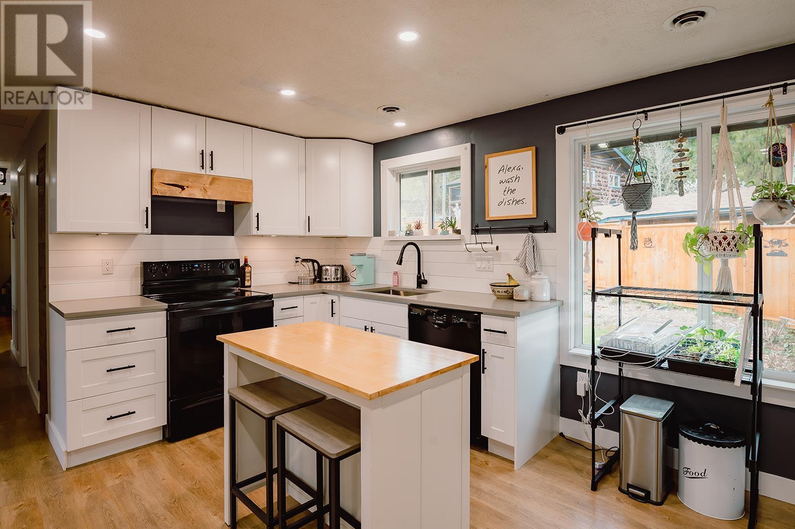 5812 Spindrift Street, Sechelt, British Columbia  V0N 3A0 - Photo 5 - R2865918