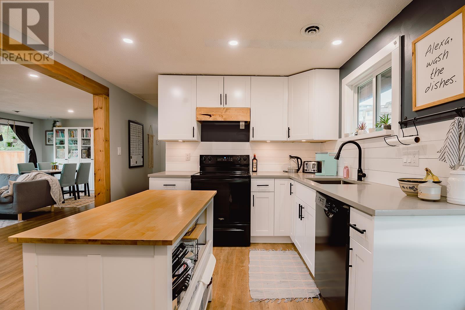 5812 Spindrift Street, Sechelt, British Columbia  V0N 3A0 - Photo 6 - R2865918