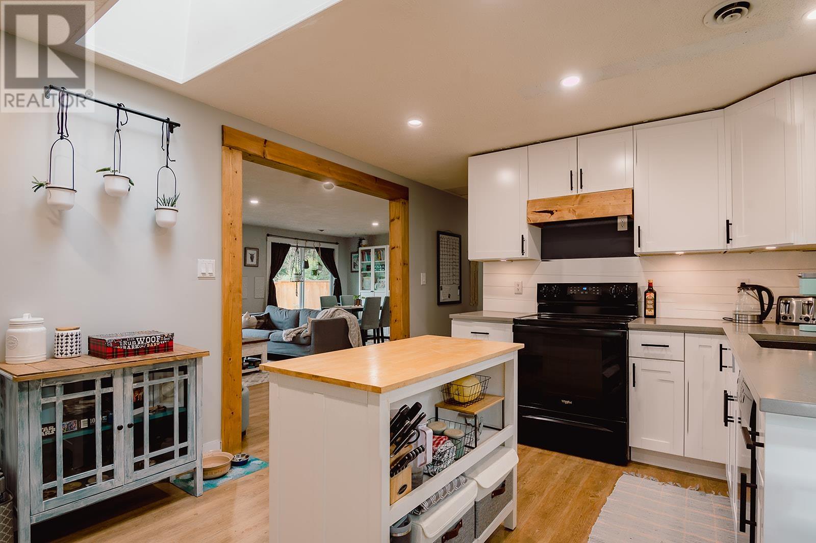 5812 Spindrift Street, Sechelt, British Columbia  V0N 3A0 - Photo 7 - R2865918