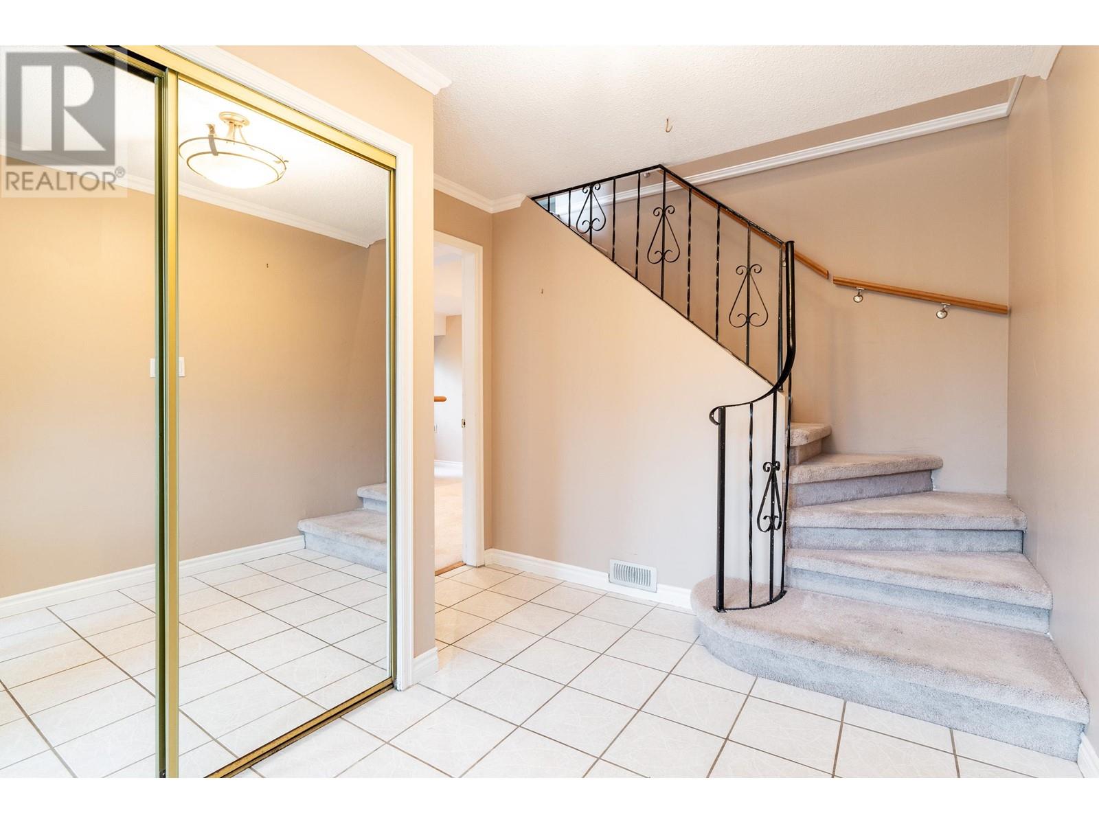 970 Frederick Place, North Vancouver, British Columbia  V7K 2B5 - Photo 3 - R2865947