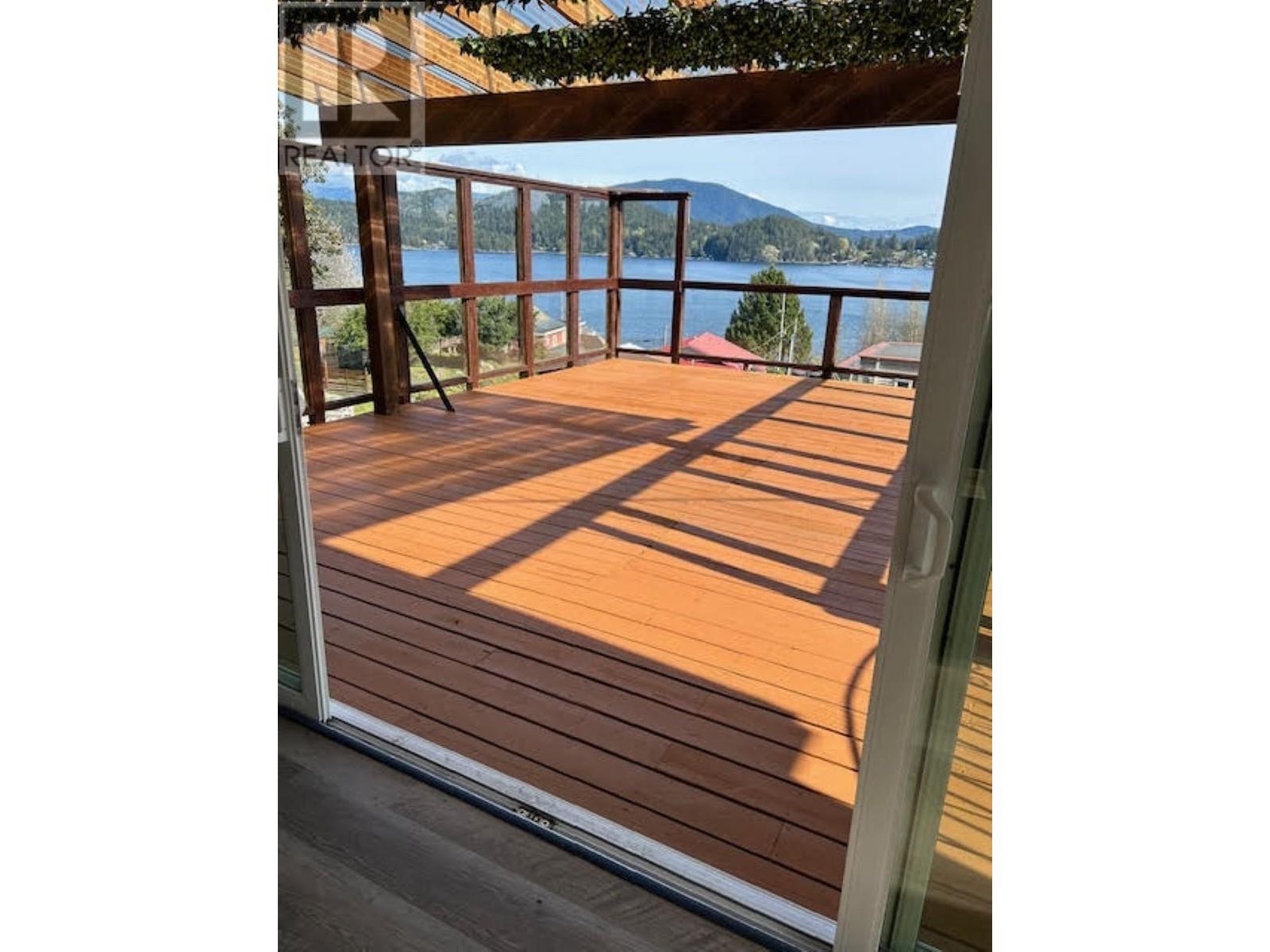 546 Gibsons Way, Gibsons, British Columbia  V0N 1V9 - Photo 10 - C8058865