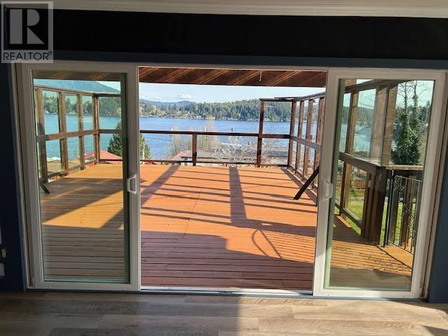 546 Gibsons Way, Gibsons, British Columbia  V0N 1V9 - Photo 8 - C8058865