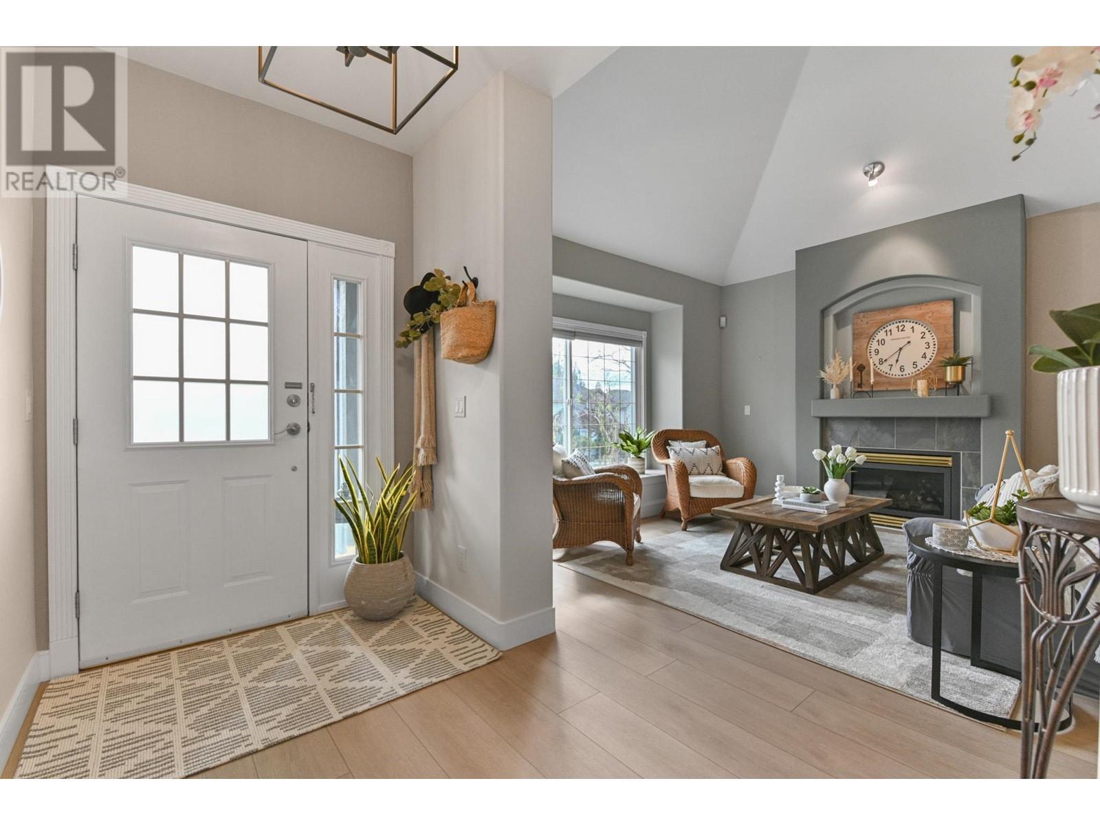23825 Kanaka Way, Maple Ridge, British Columbia  V2W 1E5 - Photo 3 - R2865535