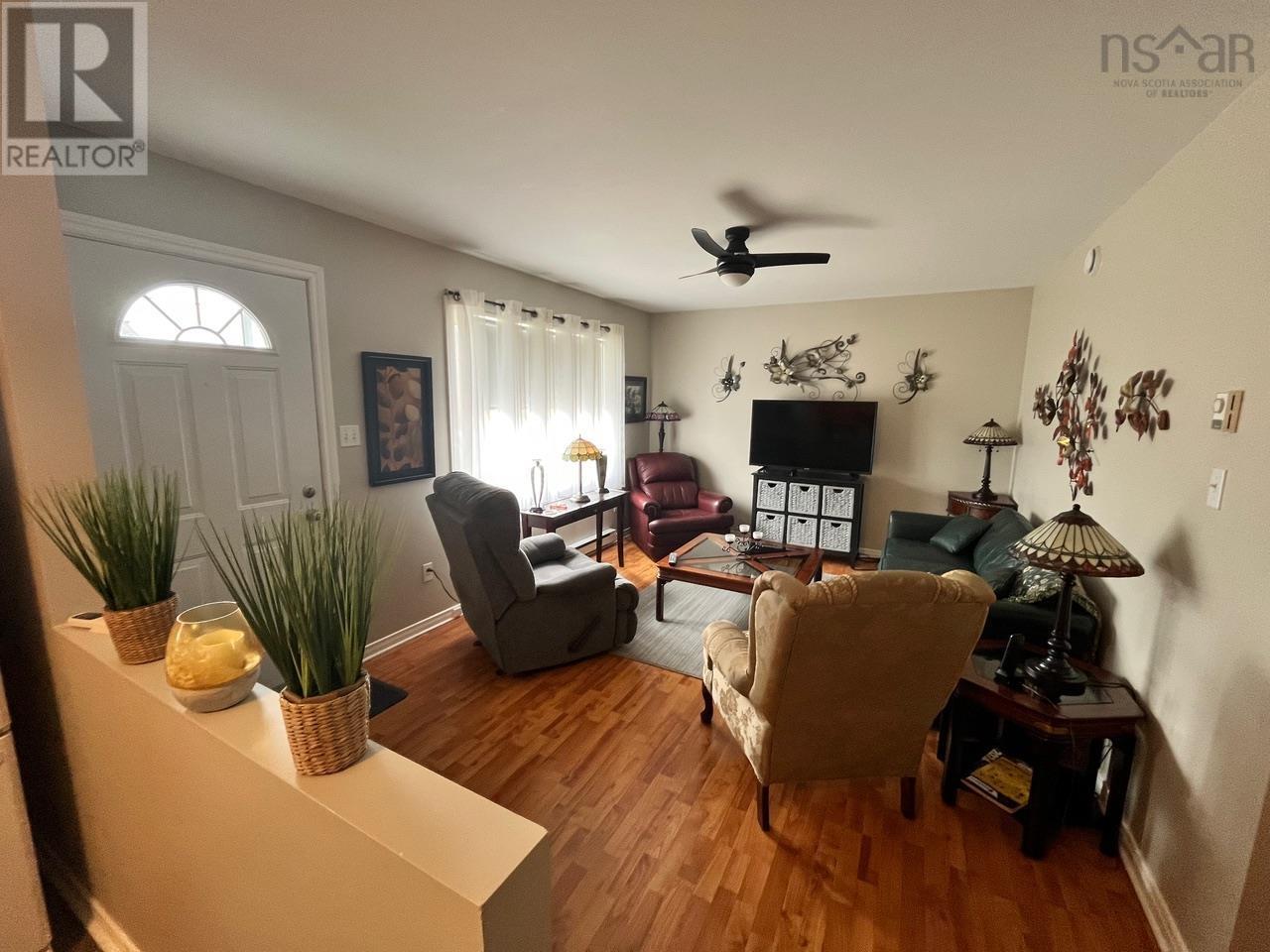 374 York Street, Glace Bay, Nova Scotia  B1A 2N1 - Photo 3 - 202406059