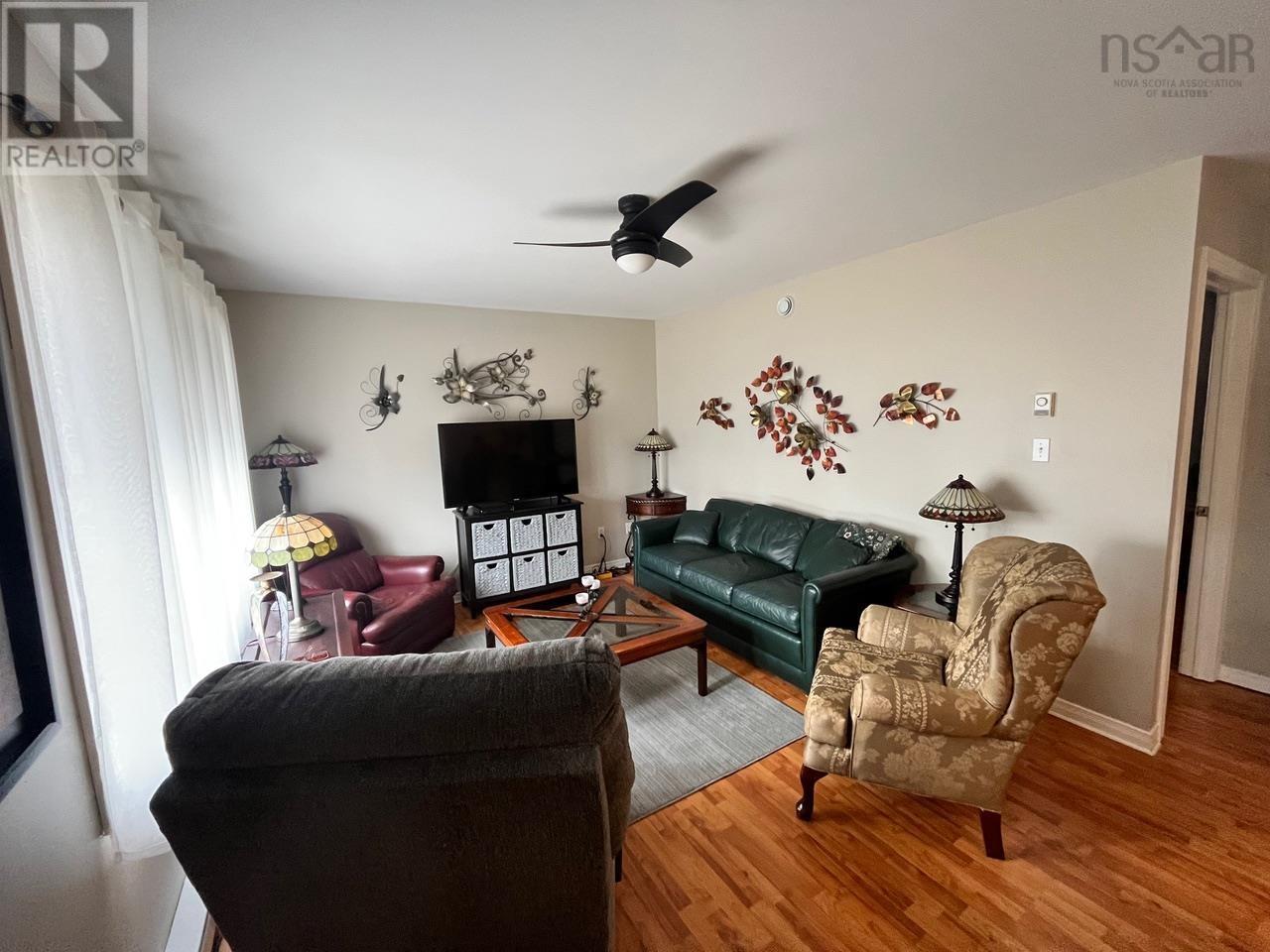 374 York Street, Glace Bay, Nova Scotia  B1A 2N1 - Photo 4 - 202406059