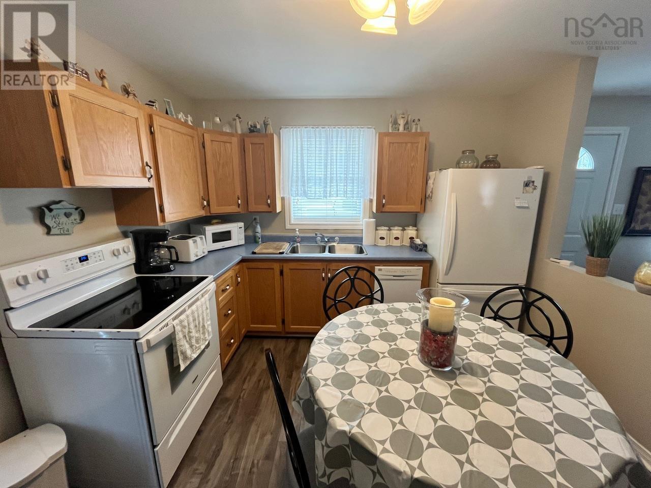 374 York Street, Glace Bay, Nova Scotia  B1A 2N1 - Photo 7 - 202406059
