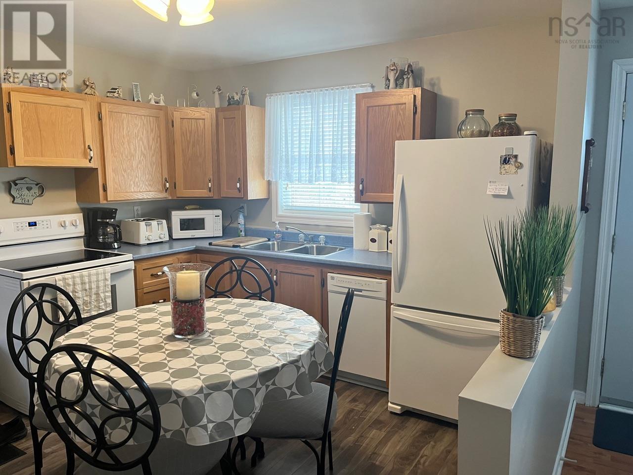 374 York Street, Glace Bay, Nova Scotia  B1A 2N1 - Photo 8 - 202406059
