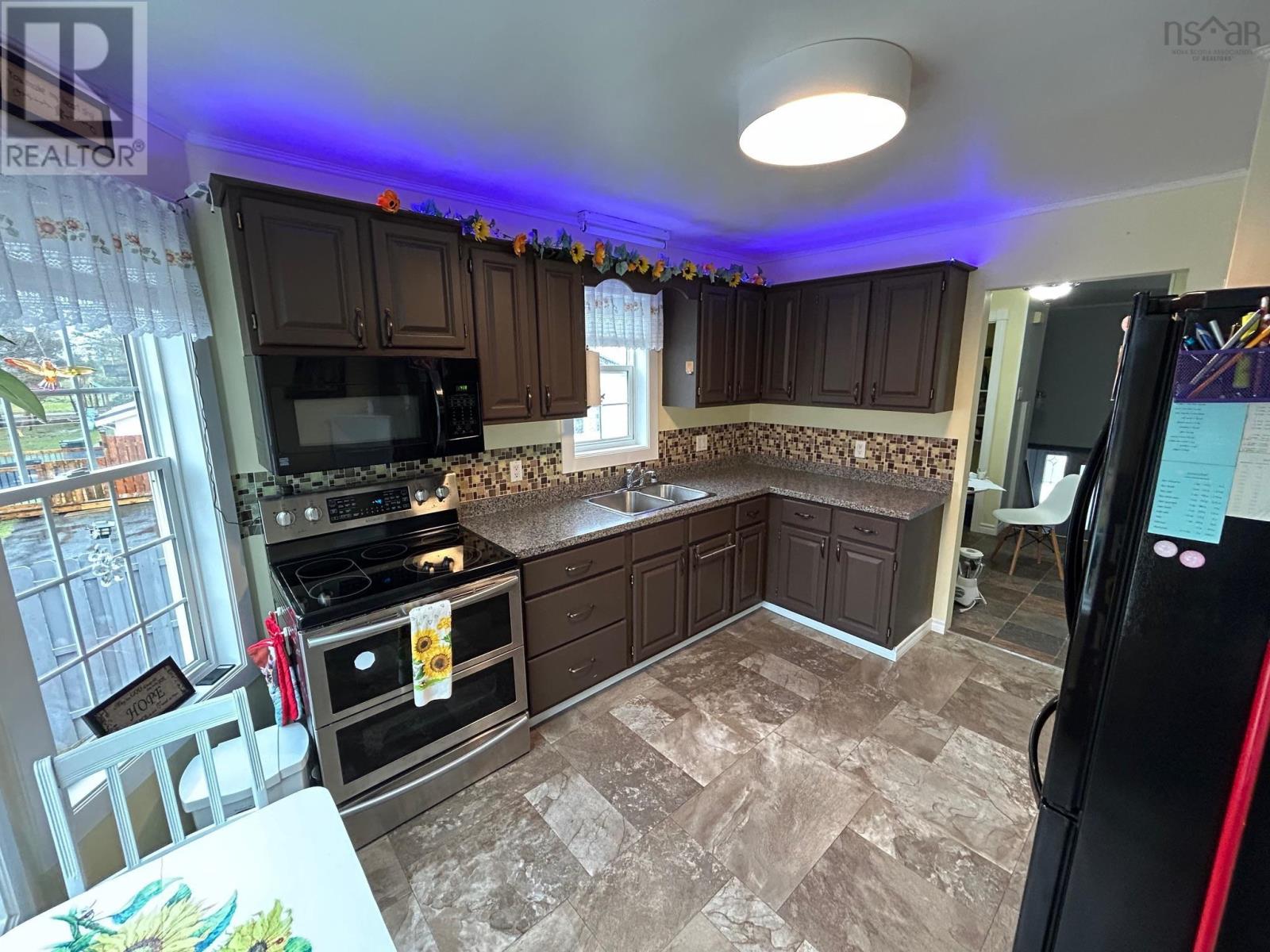 112 Herbert Street, Yarmouth, Nova Scotia  B5A 2S7 - Photo 3 - 202406060