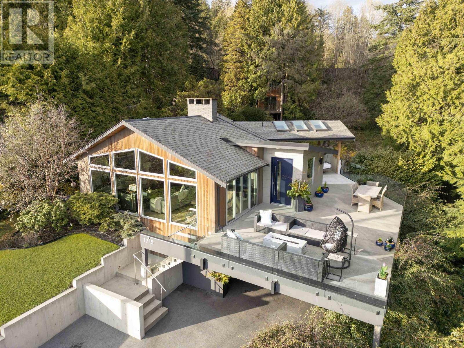 1715 Rosebery Avenue, West Vancouver, British Columbia  V7V 2Z5 - Photo 1 - R2866281