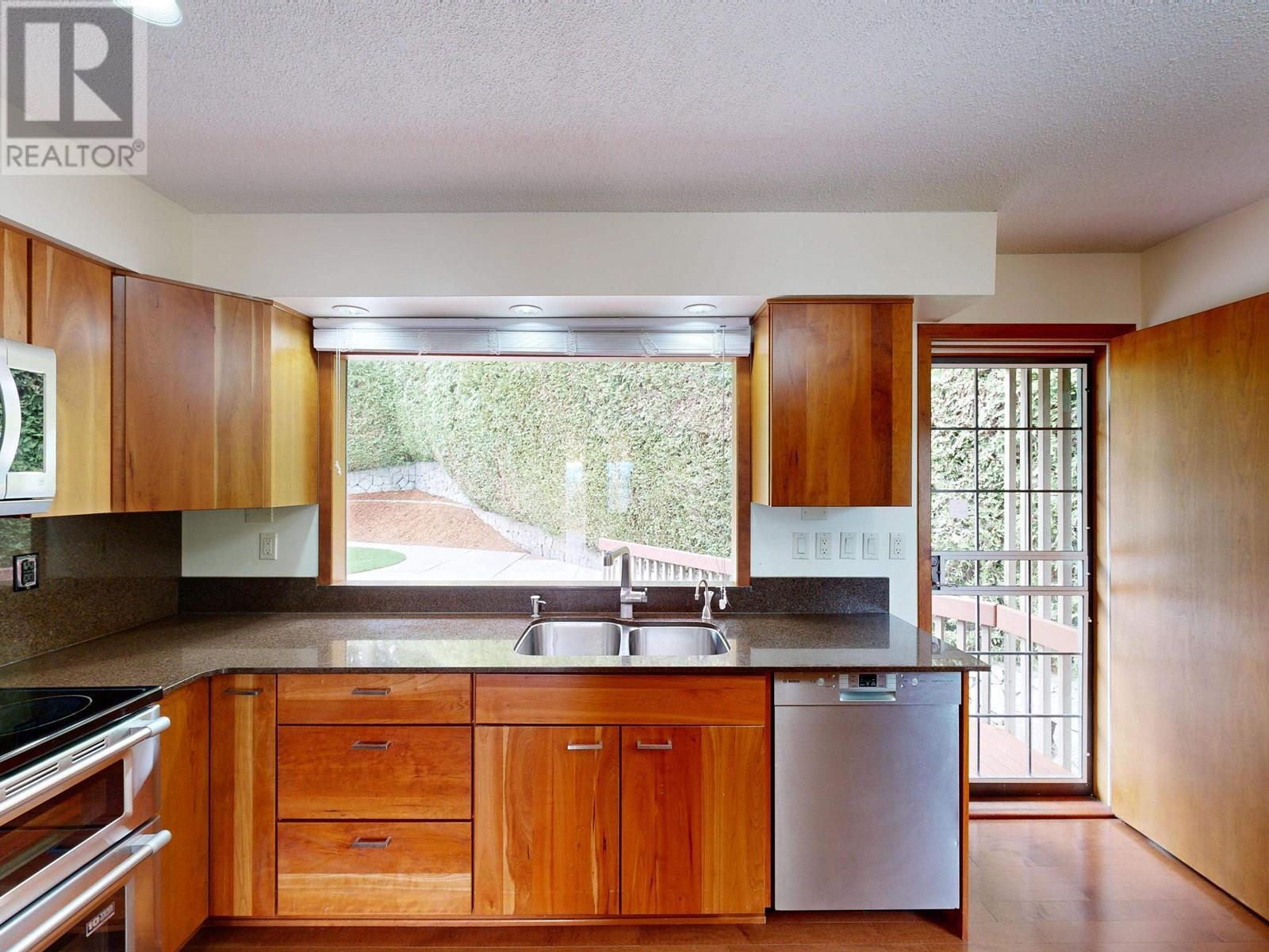466 Mcgill Drive, Port Moody, British Columbia  V3H 1T9 - Photo 18 - R2866308