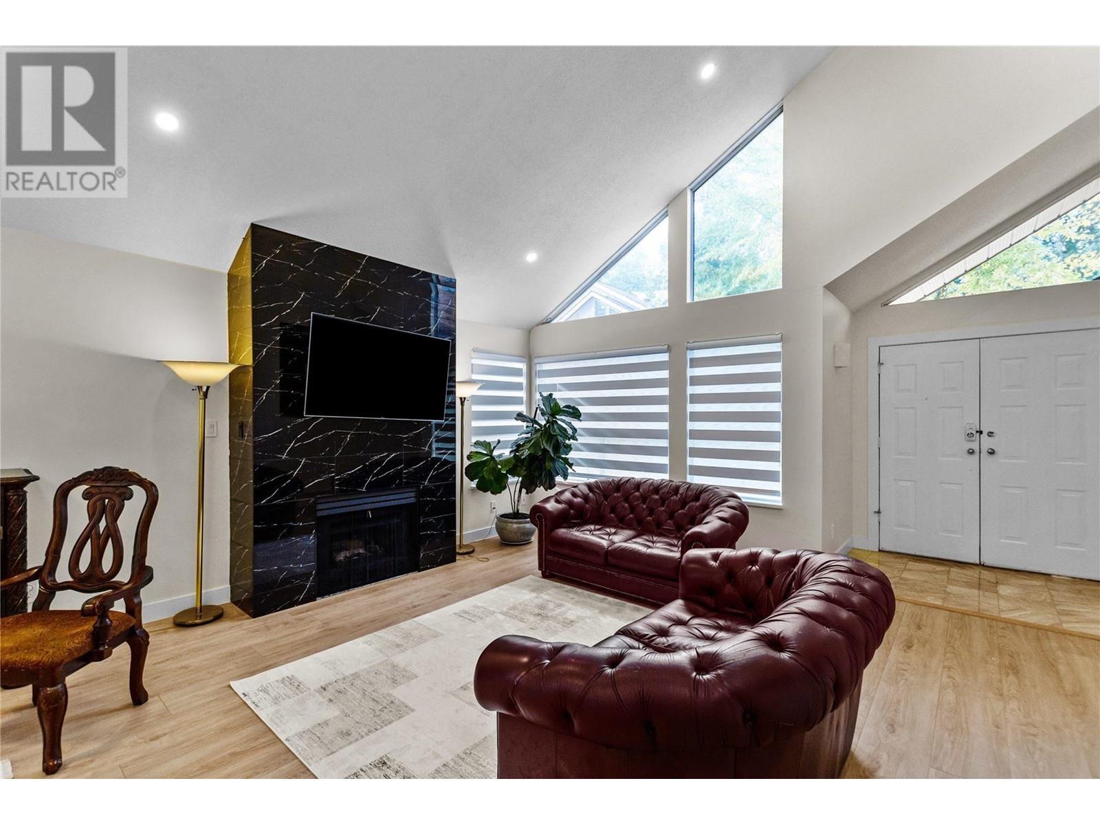41 4055 Indian River Drive, North Vancouver, British Columbia  V7G 2R7 - Photo 4 - R2866347