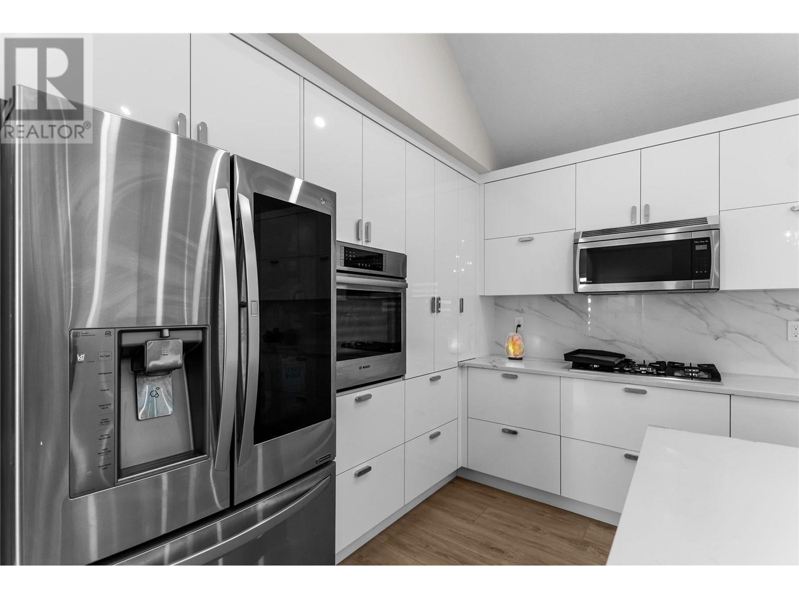 41 4055 Indian River Drive, North Vancouver, British Columbia  V7G 2R7 - Photo 9 - R2866347