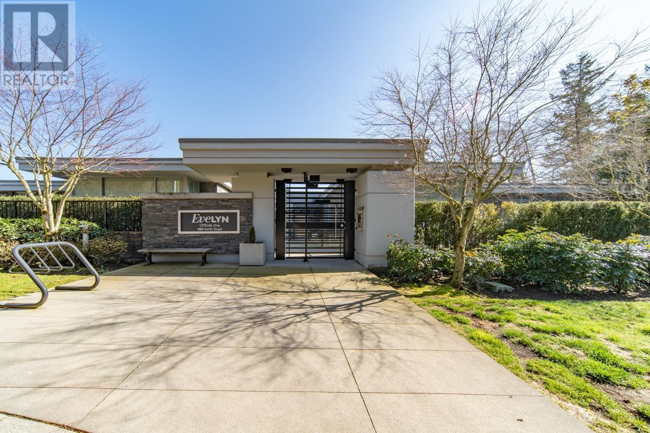 301 988 Keith Road, West Vancouver, British Columbia  V7T 1M3 - Photo 1 - R2866538