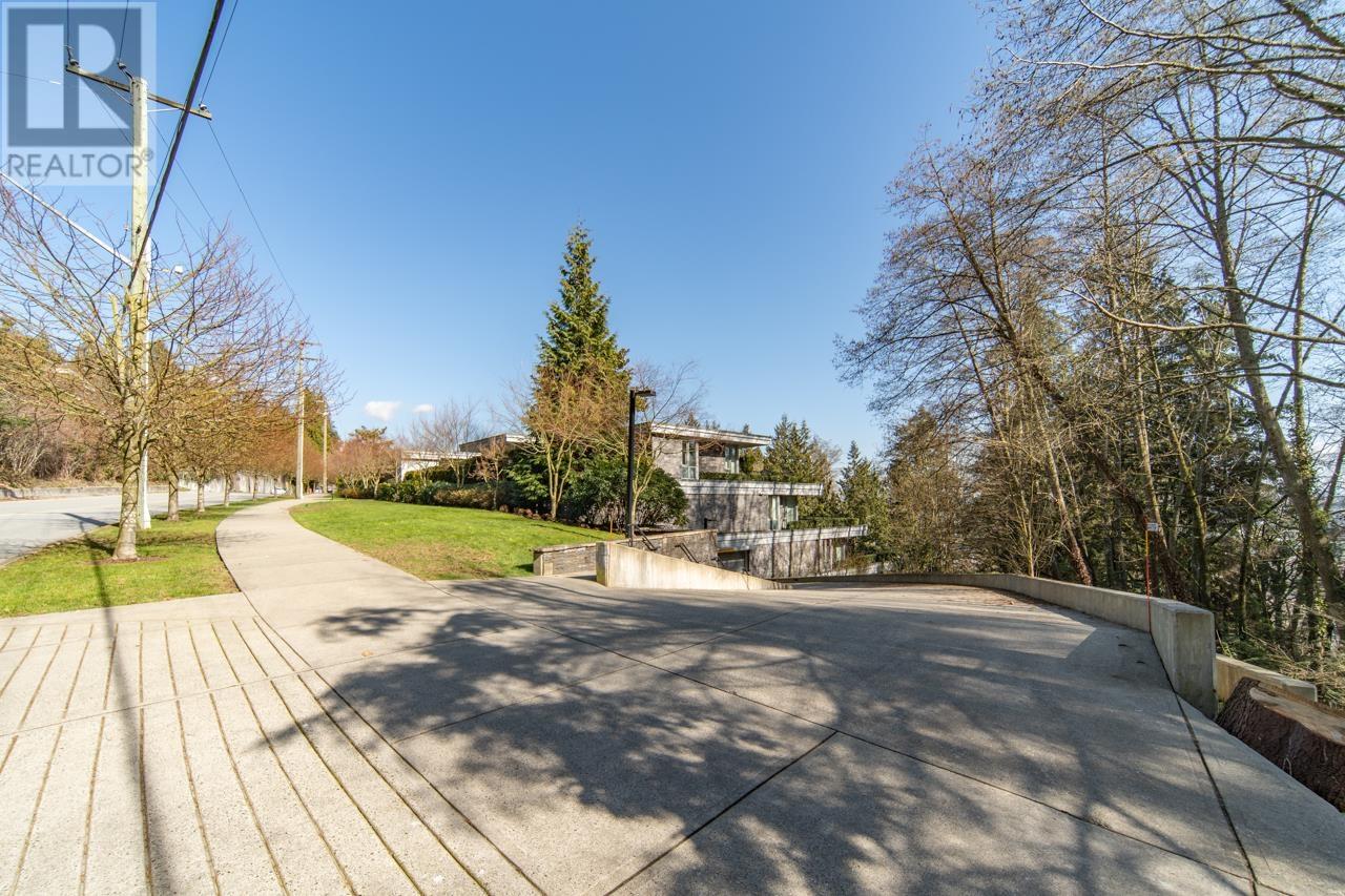301 988 Keith Road, West Vancouver, British Columbia  V7T 1M3 - Photo 2 - R2866538