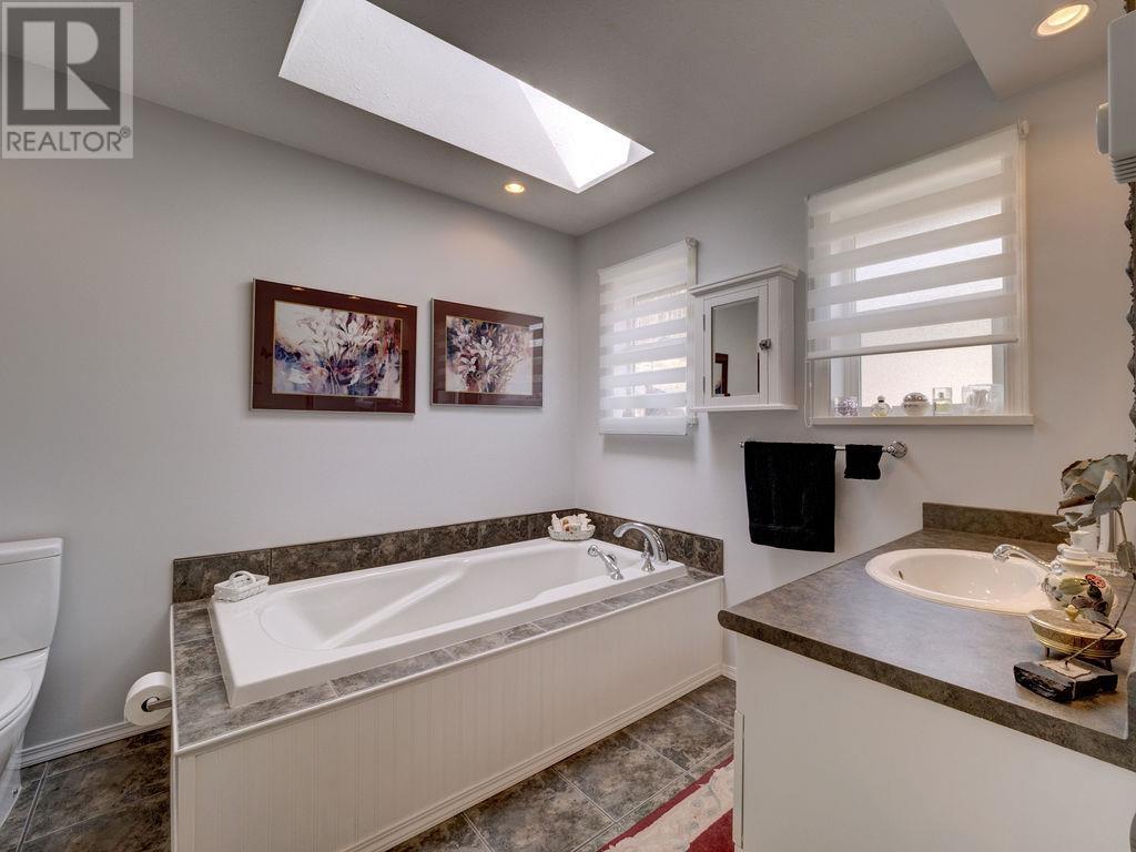 5606 Medusa Place, Sechelt, British Columbia  V0N 3A0 - Photo 15 - R2866759