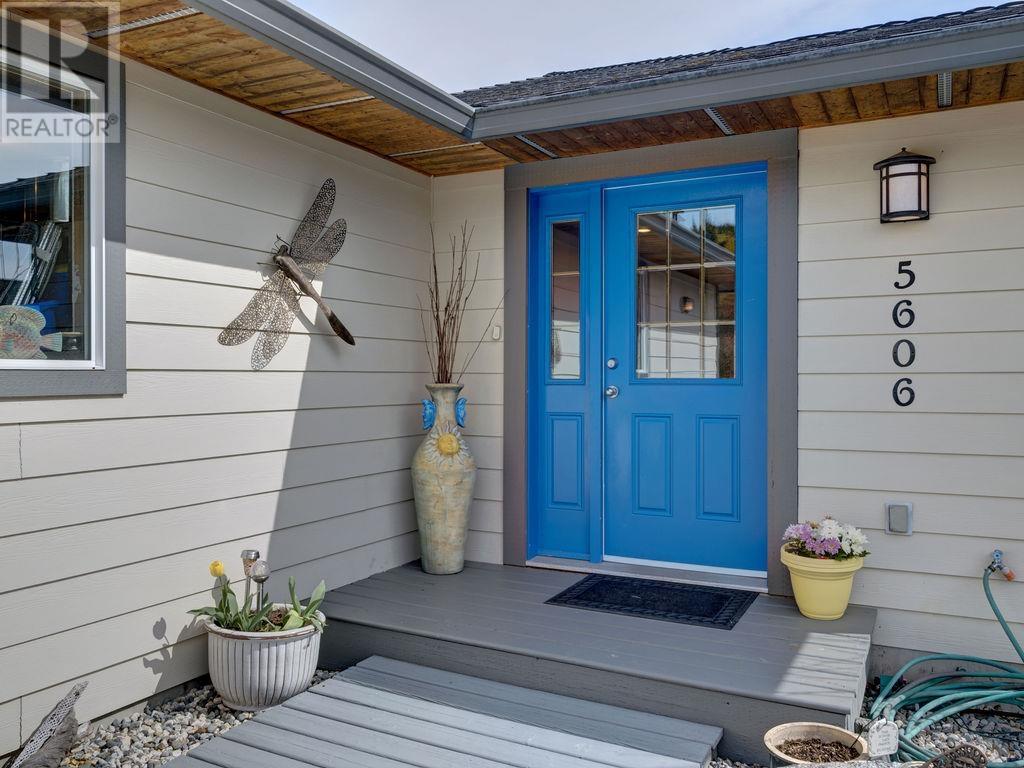 5606 Medusa Place, Sechelt, British Columbia  V0N 3A0 - Photo 3 - R2866759