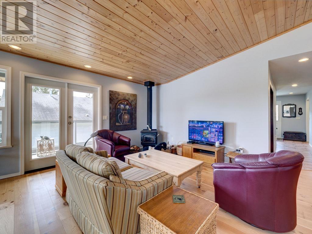 5606 Medusa Place, Sechelt, British Columbia  V0N 3A0 - Photo 6 - R2866759
