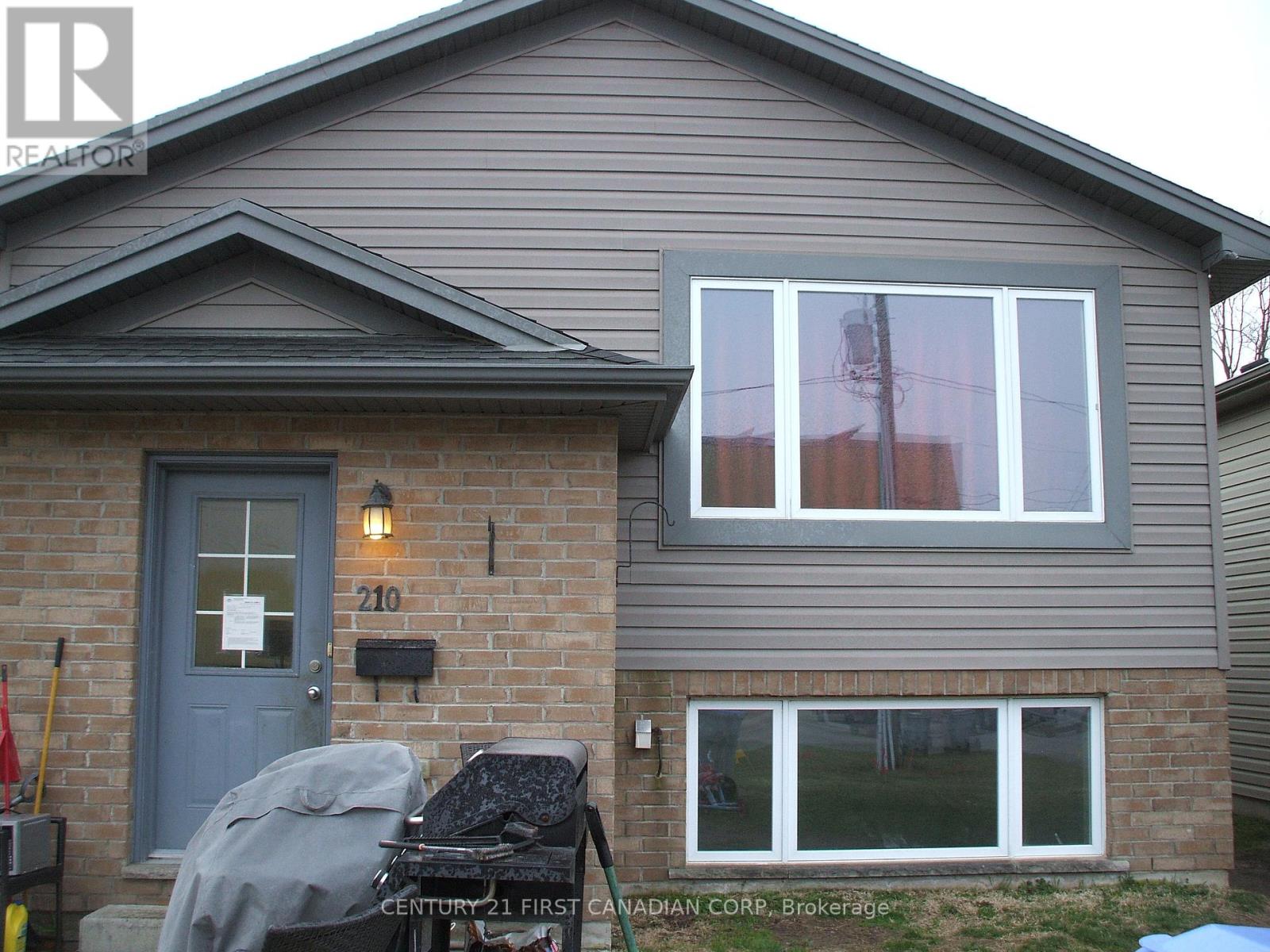 210 Ewart St, Strathroy-Caradoc, Ontario  N7G 4G6 - Photo 2 - X8204730