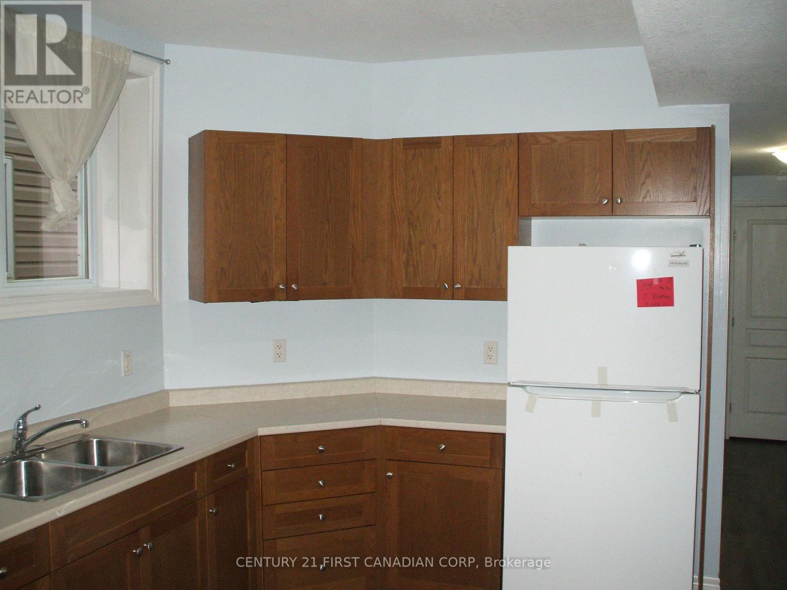 210 Ewart St, Strathroy-Caradoc, Ontario  N7G 4G6 - Photo 4 - X8204730