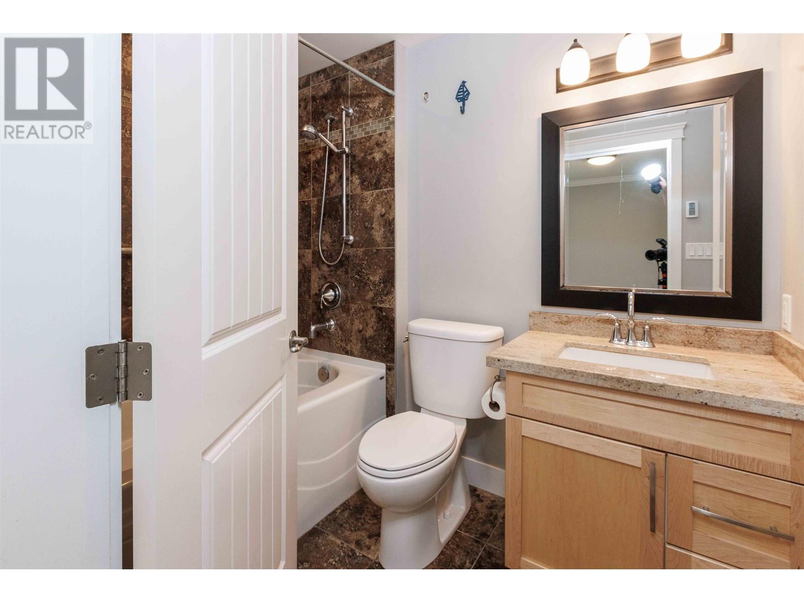 106 518 Shaw Road, Gibsons, British Columbia  V0N 1V8 - Photo 6 - R2866797