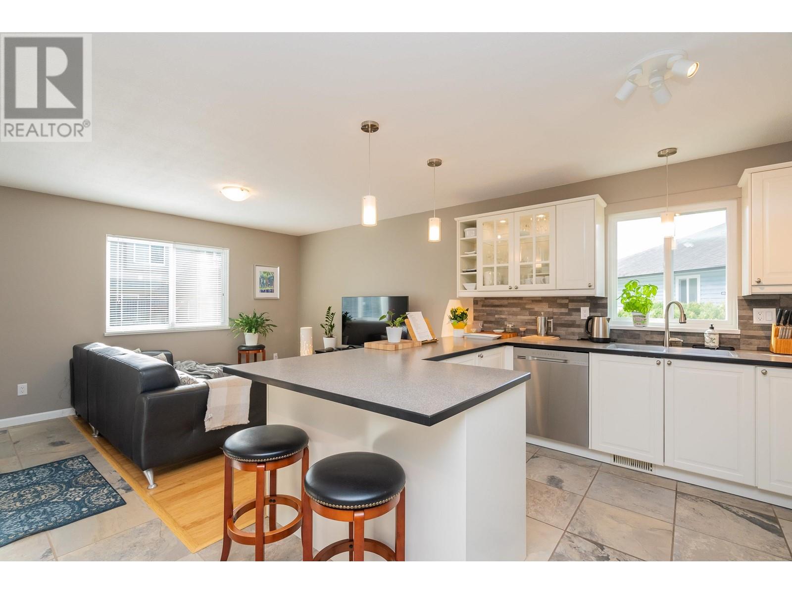 18850 122b Avenue, Pitt Meadows, British Columbia  V3Y 1S4 - Photo 3 - R2866825