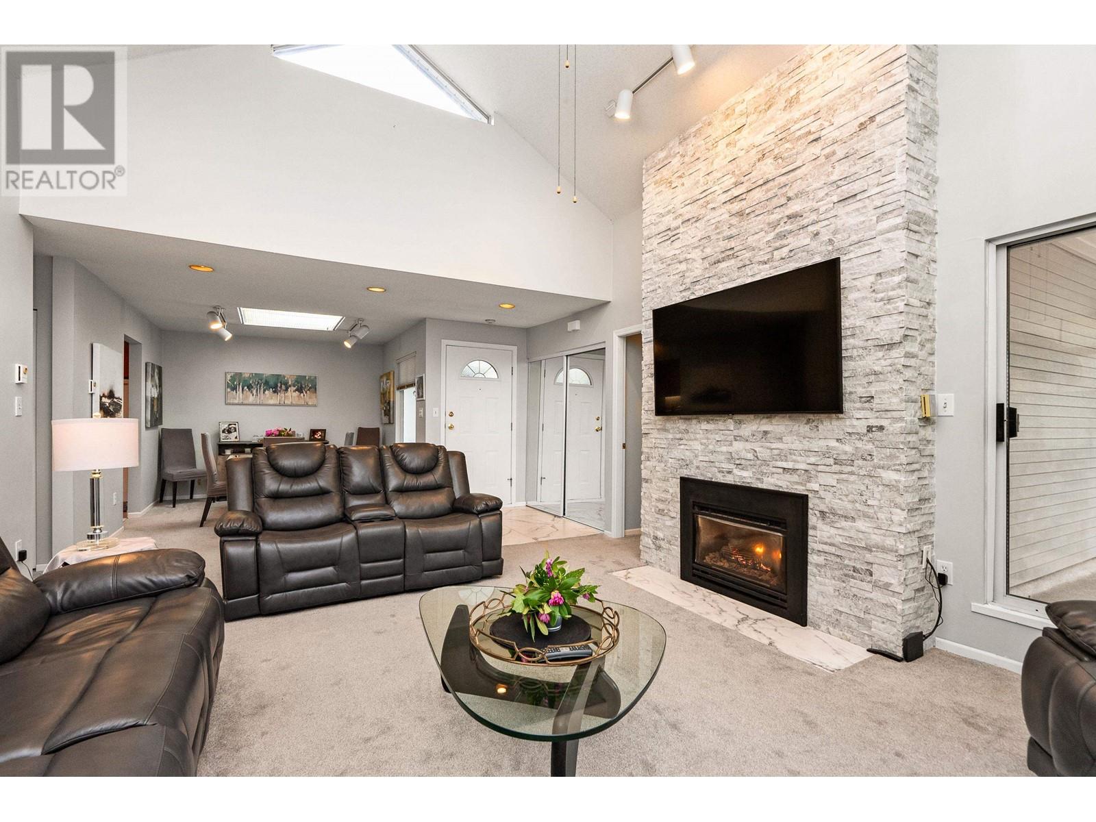 403 2733 Atlin Place, Coquitlam, British Columbia  V3C 5B1 - Photo 2 - R2866834