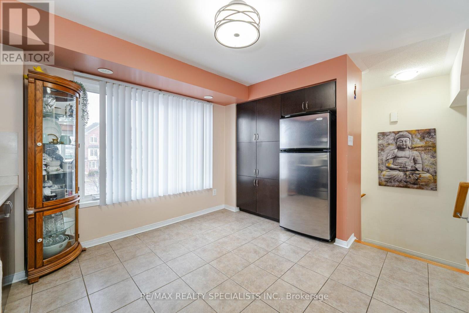 #63 -60 Fairwood Circ, Brampton, Ontario  L6R 0Y6 - Photo 8 - W8207232