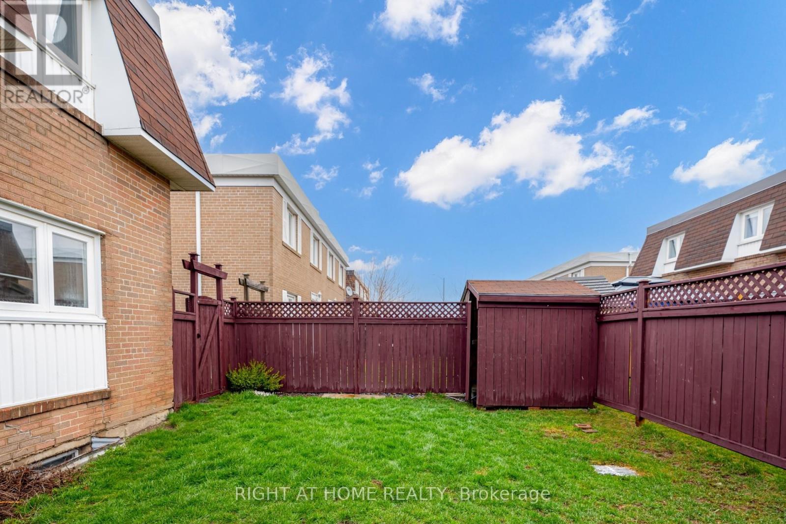 204 Townhouse Crescent, Brampton, 3 Bedrooms Bedrooms, ,2 BathroomsBathrooms,Single Family,For Sale,Townhouse,W8209194