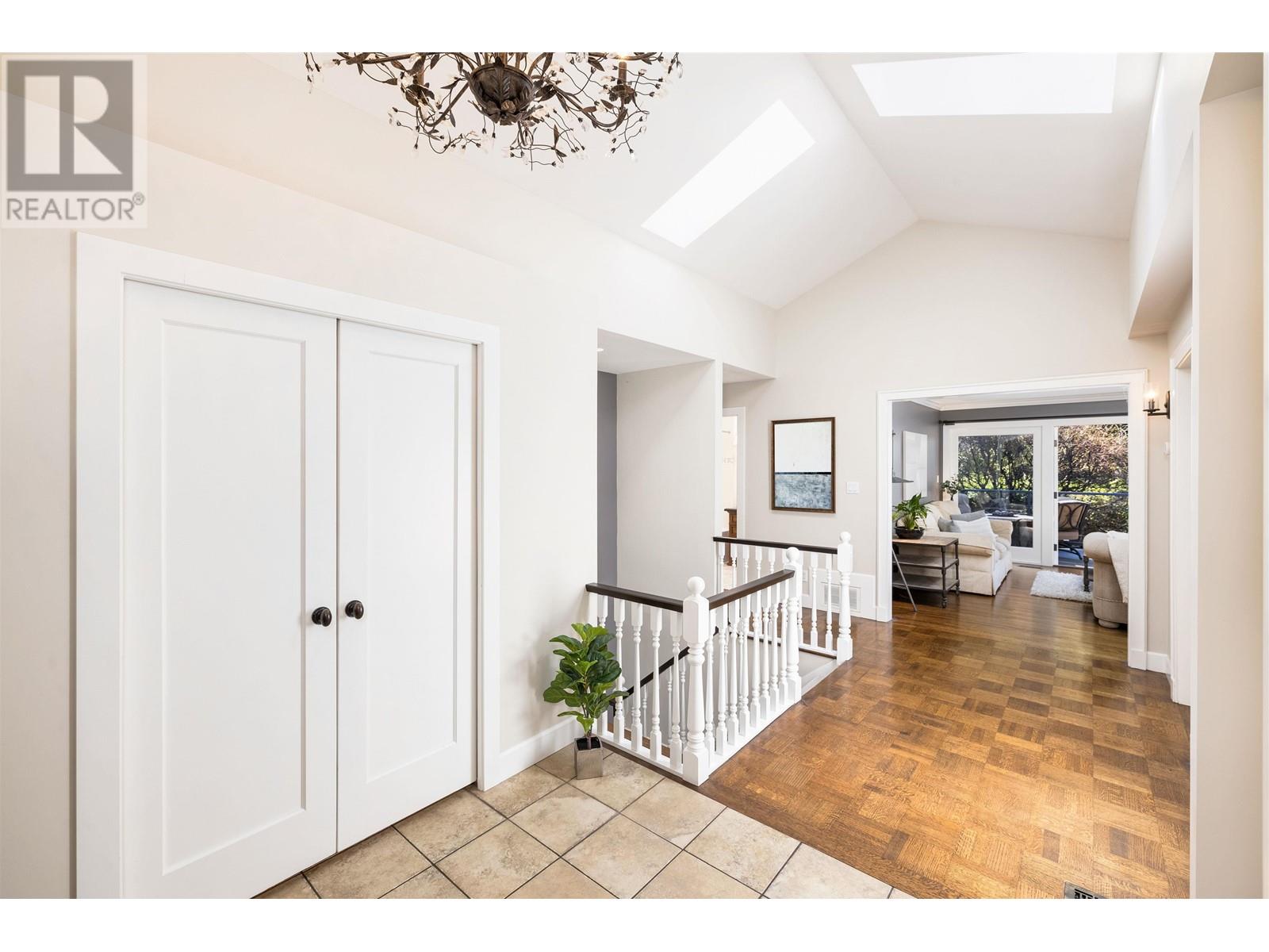 5005 Redonda Drive, North Vancouver, British Columbia  V7R 3K1 - Photo 3 - R2867490