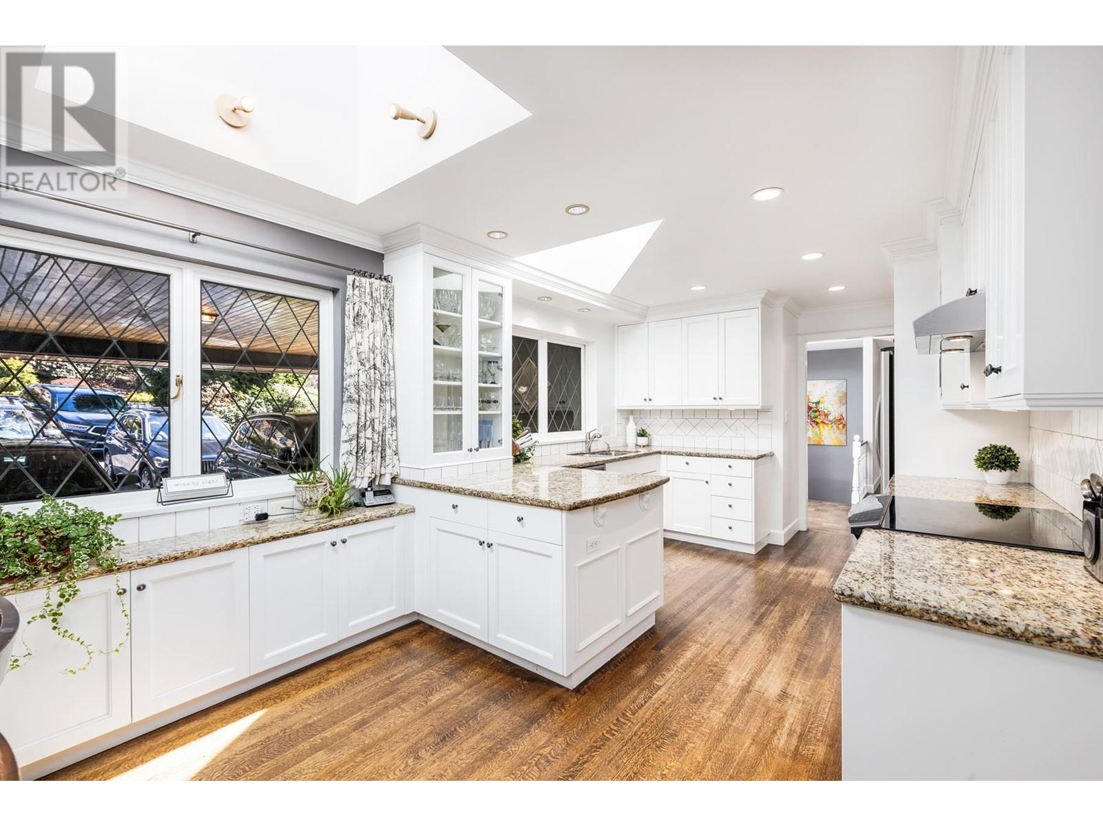 5005 Redonda Drive, North Vancouver, British Columbia  V7R 3K1 - Photo 8 - R2867490