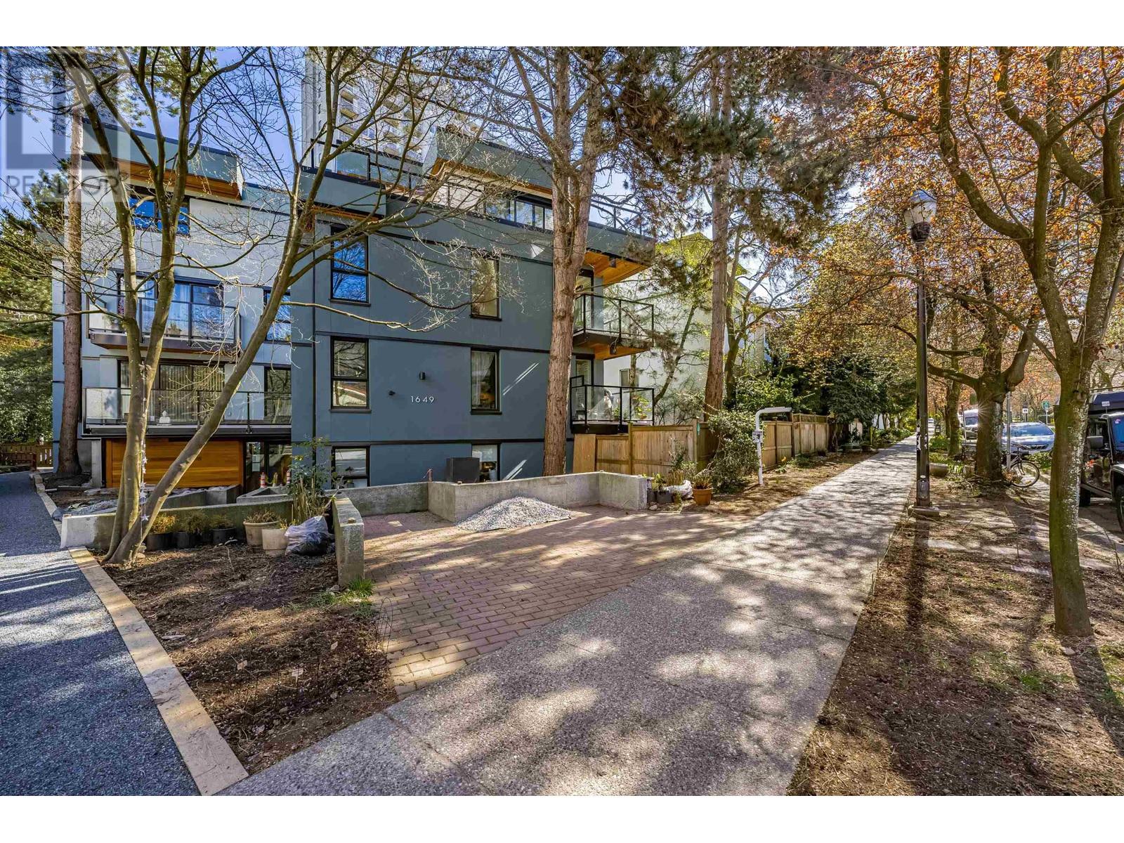 303 1649 Comox Street, Vancouver, British Columbia  V6G 1P4 - Photo 2 - R2867562