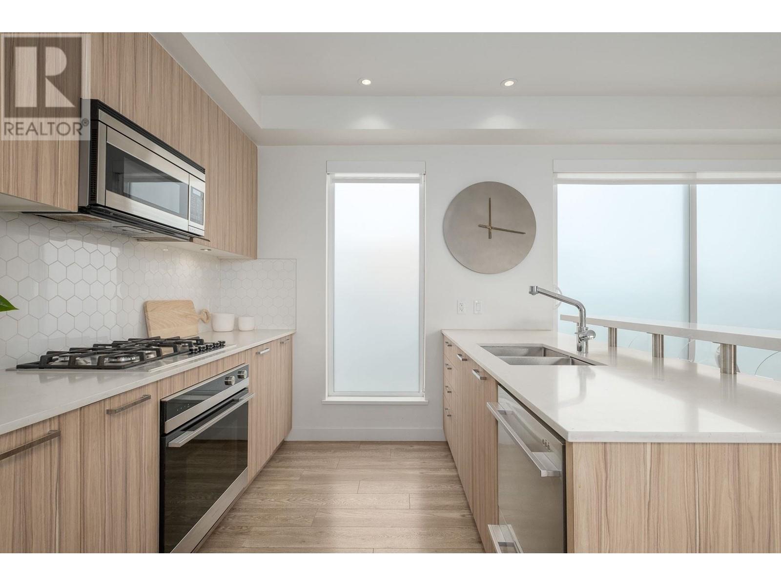 401 1061 Marine Drive, North Vancouver, British Columbia  V7P 1S6 - Photo 8 - R2867691